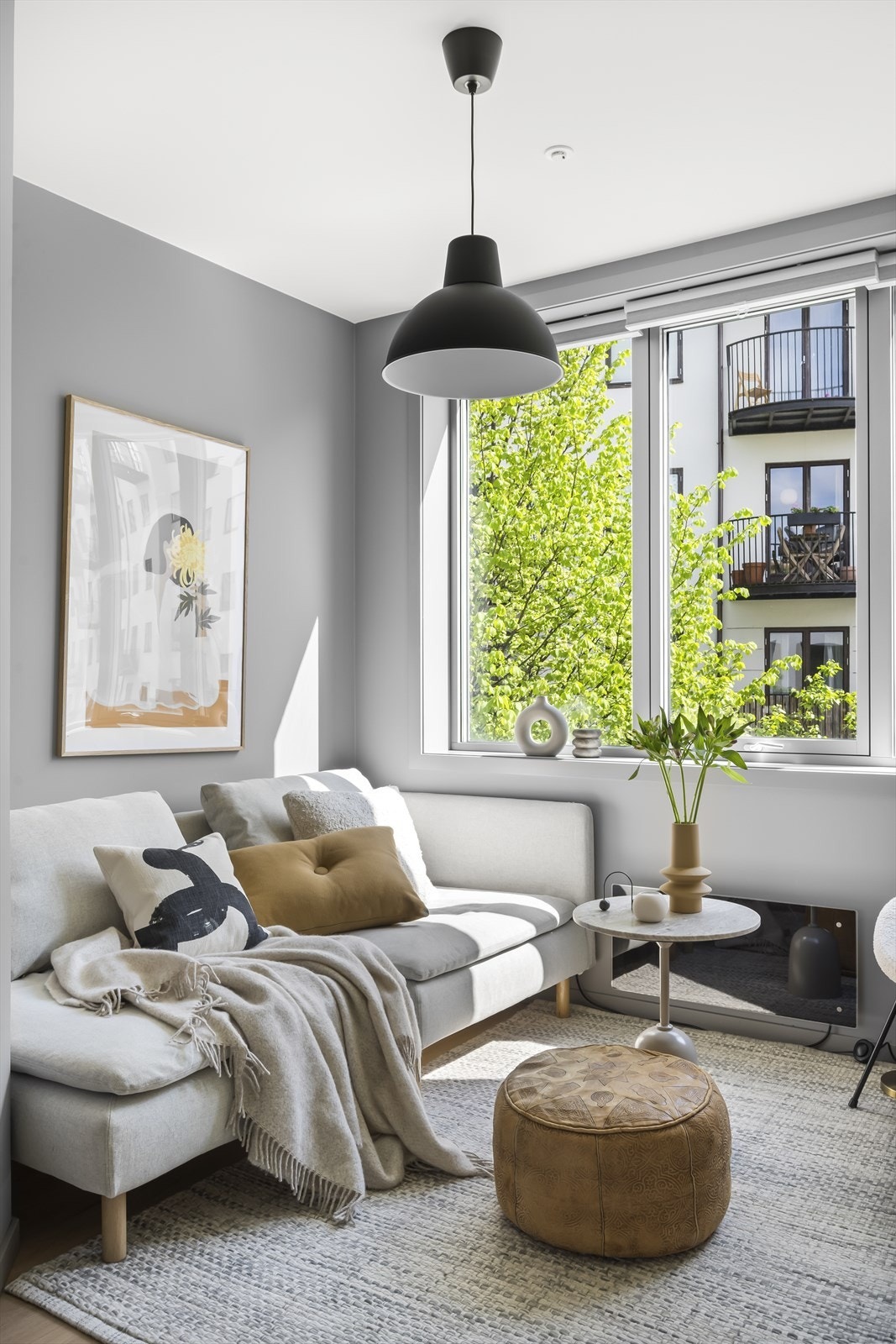 Store vindusflater gir godt med naturlig lysinnslipp Galleribilde