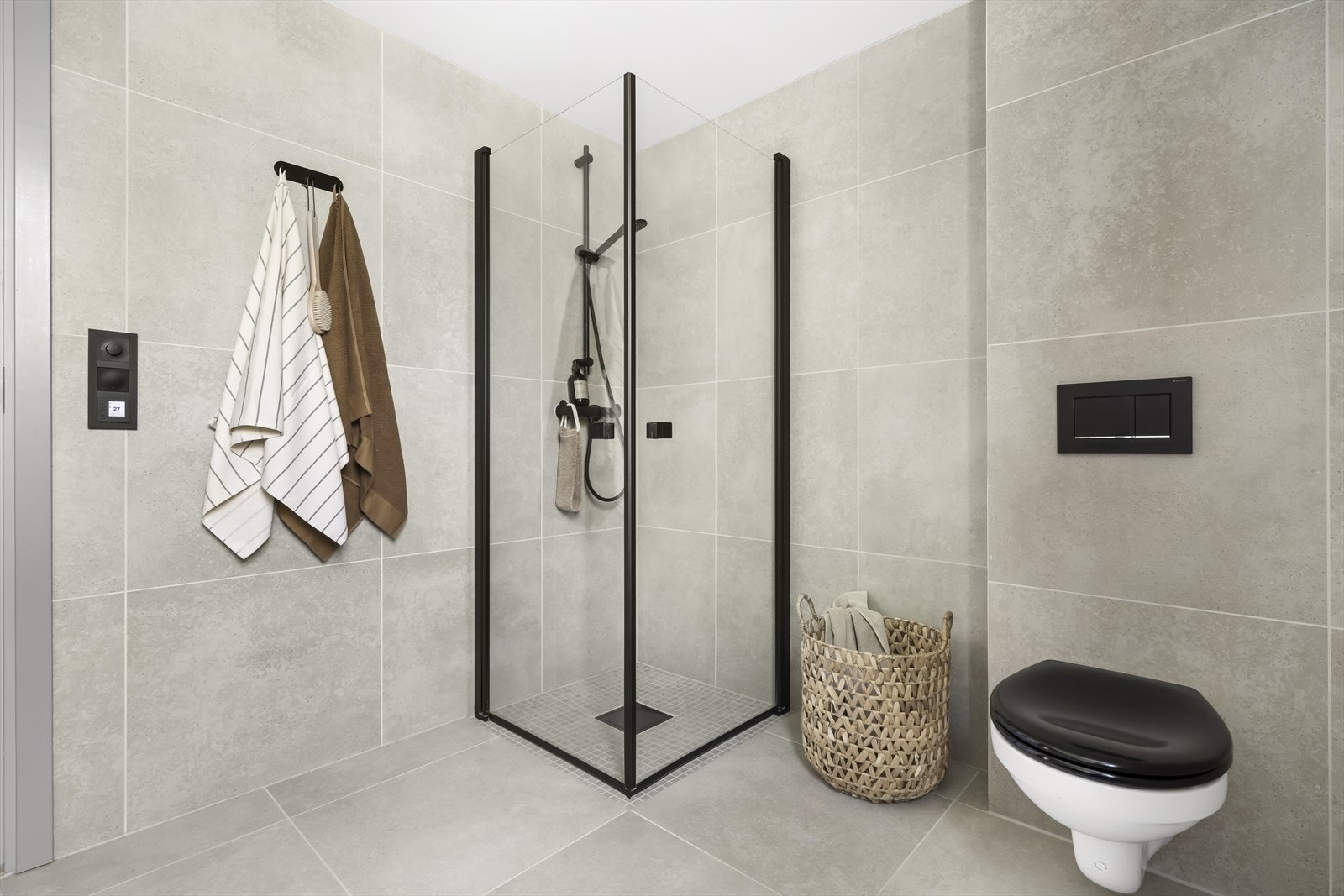 Badet er utstyrt med gulvvarme, downlights i taket og har balansert ventilasjon. Galleribilde