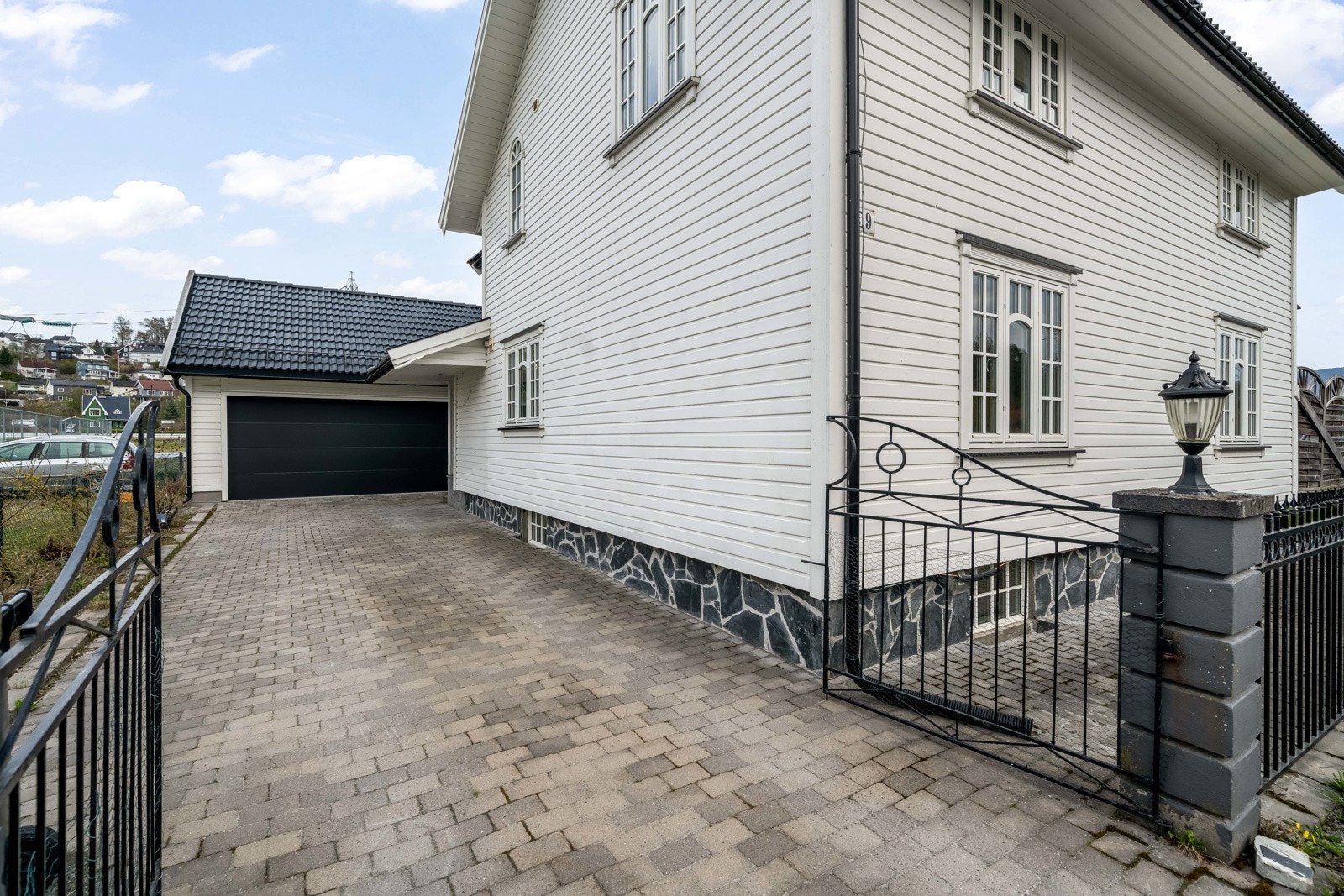 Ved innkjørsel er det montert en stor, flott smijernsport. Galleribilde