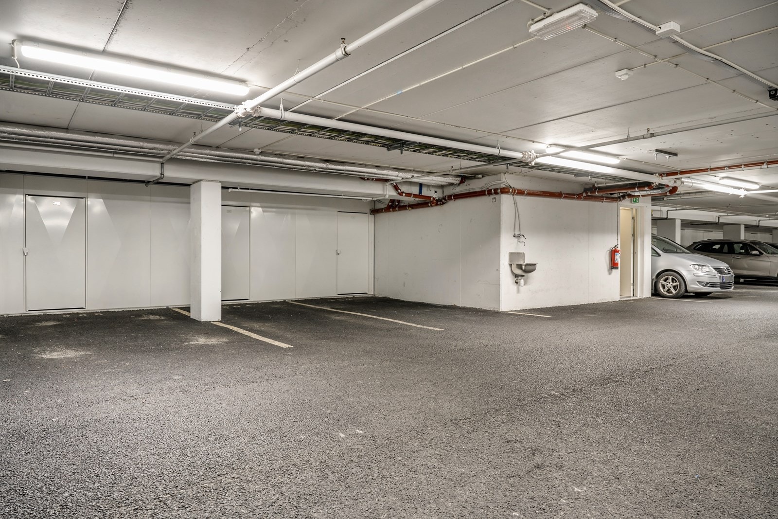 Parkeringsplass i lukket anlegg Galleribilde