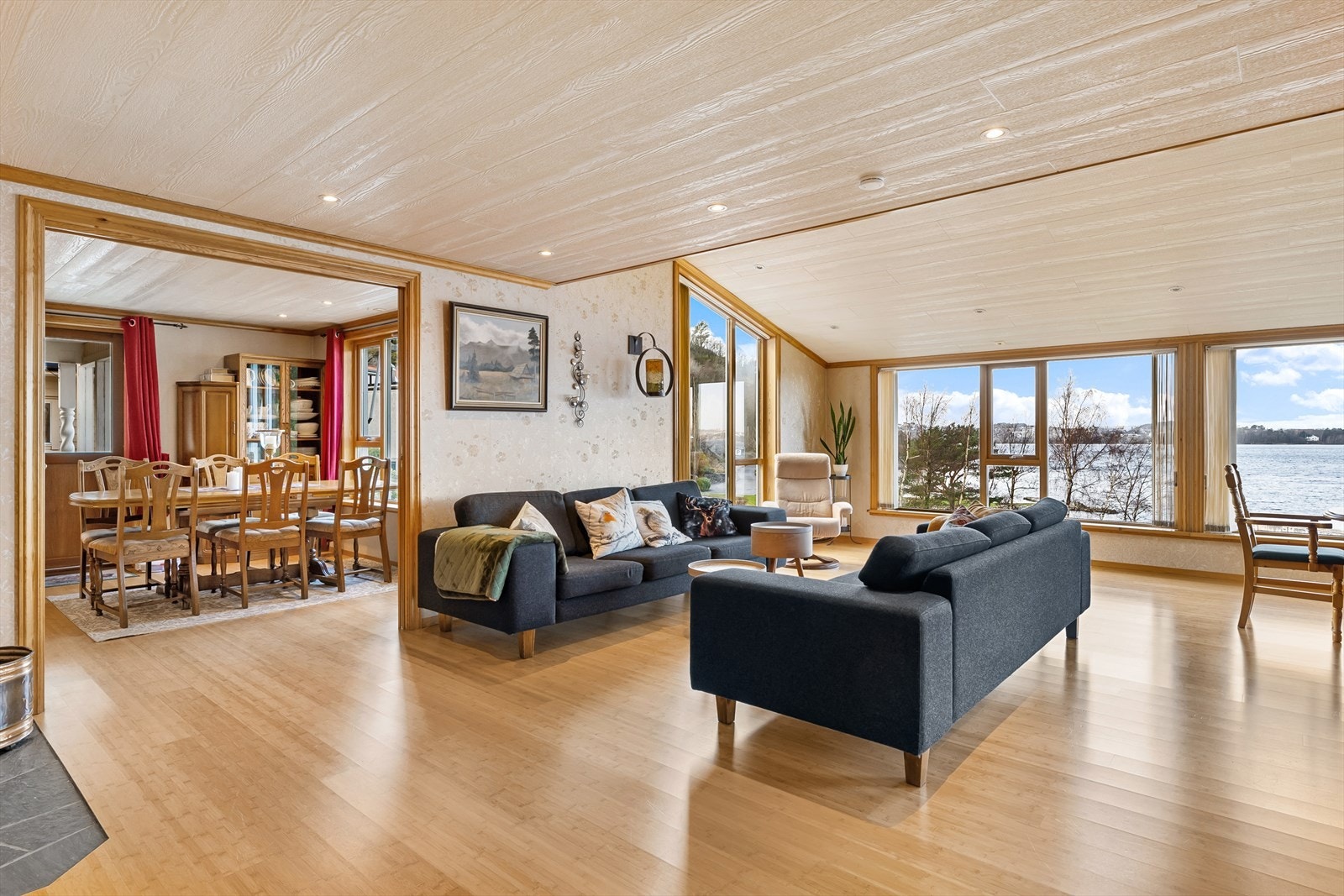 Stor stue på 49 kvm med led-spotter i tak. Galleribilde