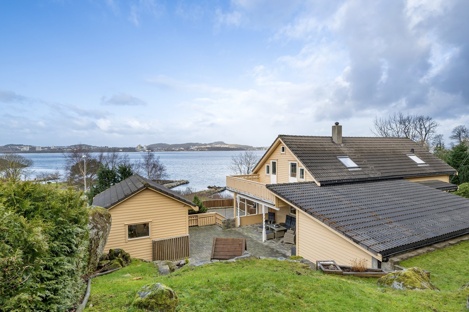 Beliggenheten er upåklagelig, ca. 50 m fra vannkanten, og med fantastisk sjøutsikt mot Forus og Stavanger. Galleribilde