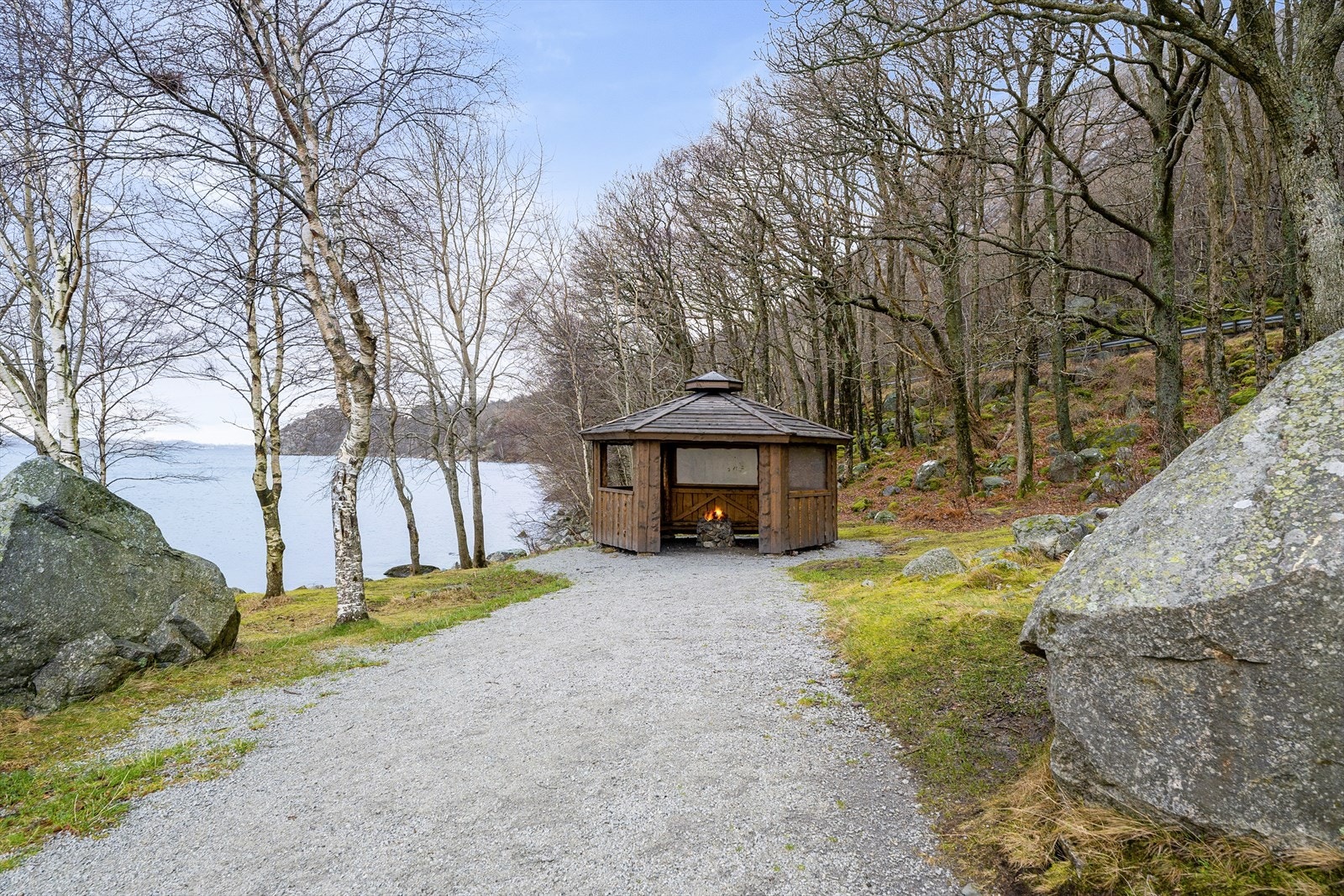 Holmavika har koselig grillhytte for fri benyttelse. Galleribilde