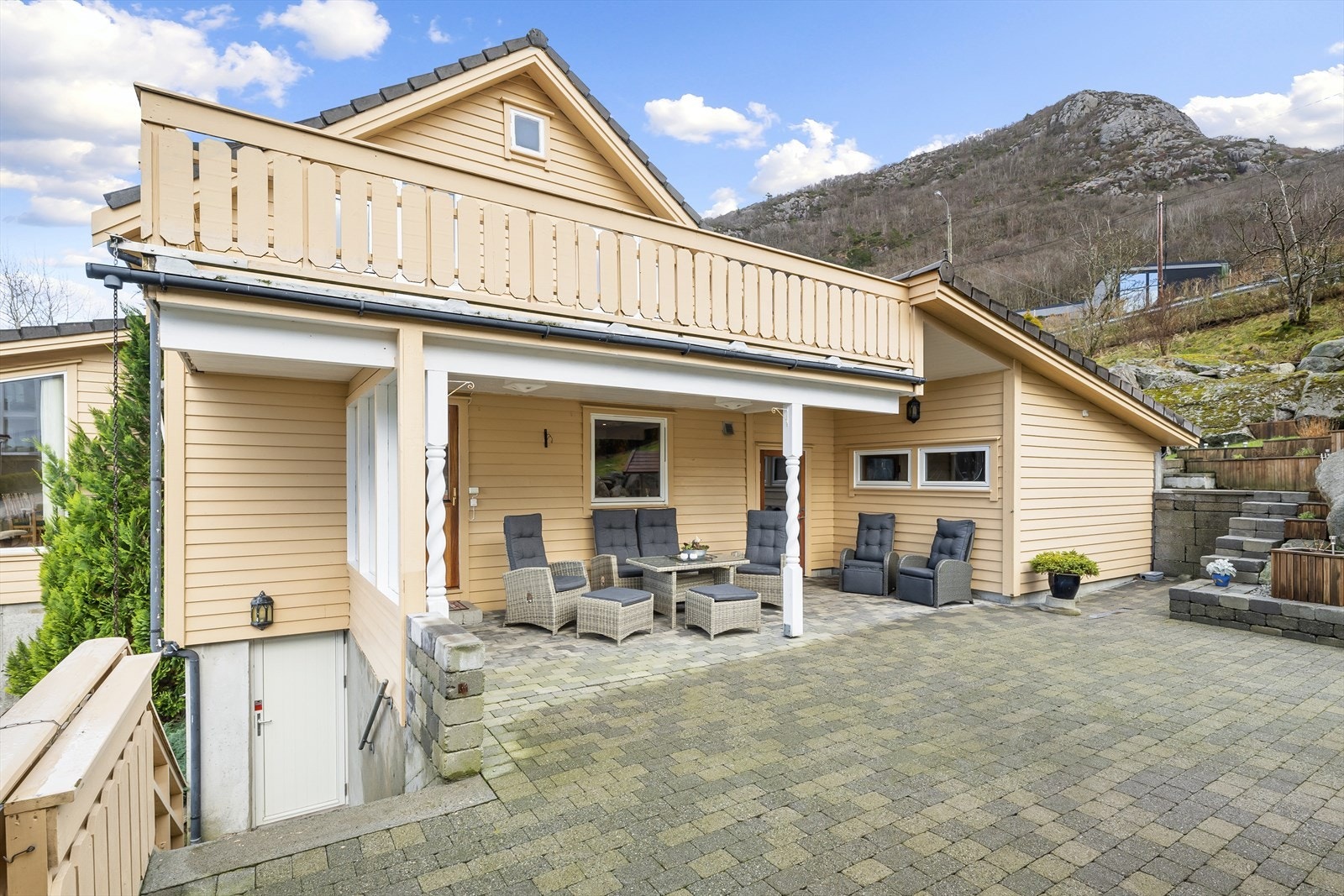 Mulighet til å komme seg til både oppsiden og nedsiden av tomten fra uteplassen. Galleribilde