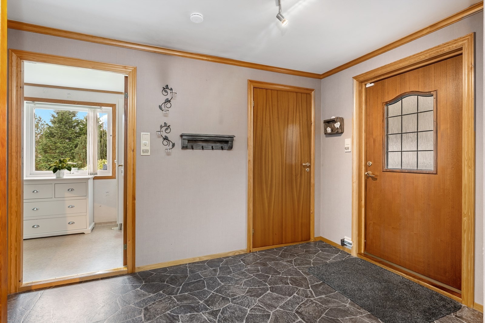 Gang med hoveddør og dør inn til vaskerom og bad. Galleribilde