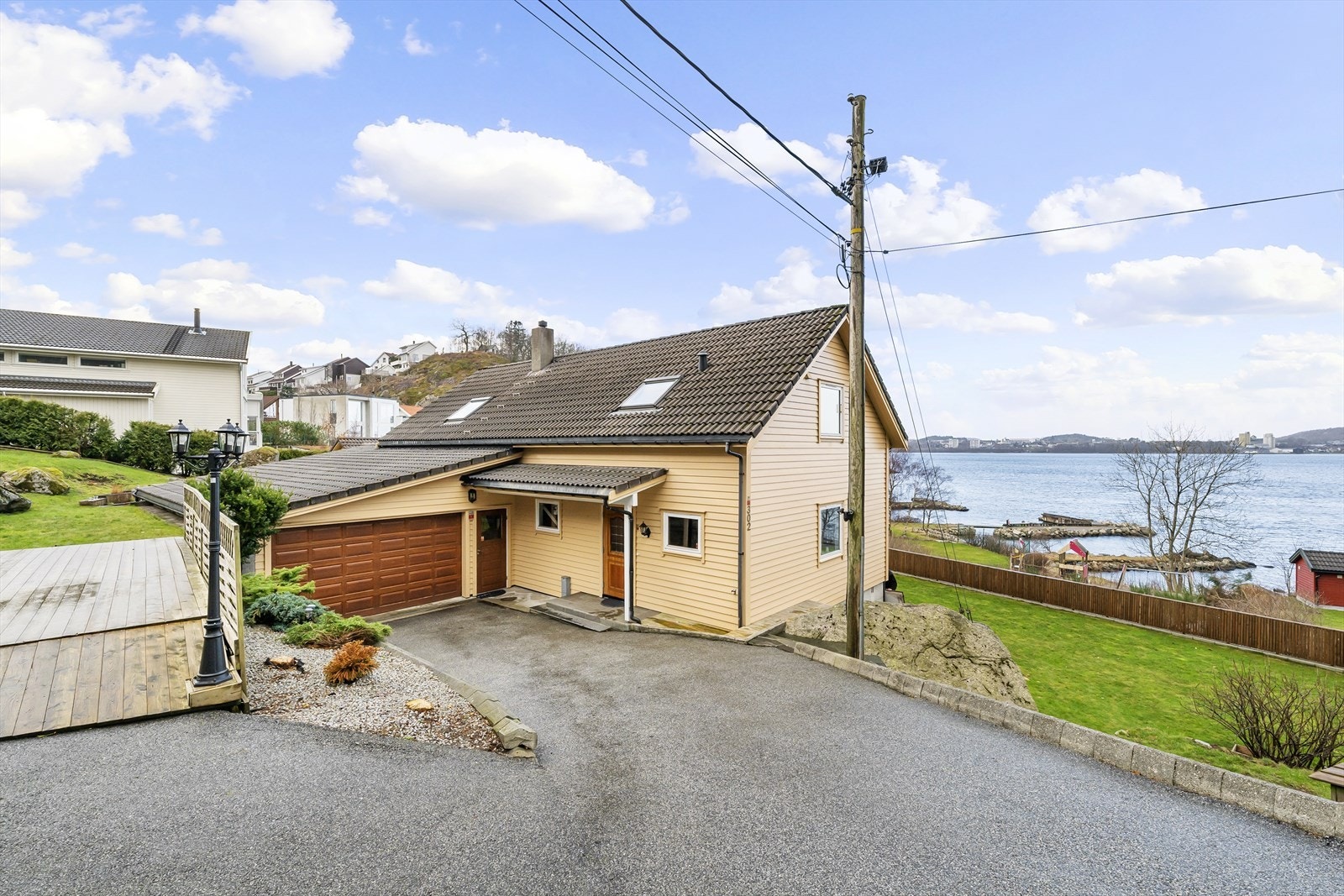 Stort og godt gårdsrom med god oppstillingsplass til flere biler. Galleribilde