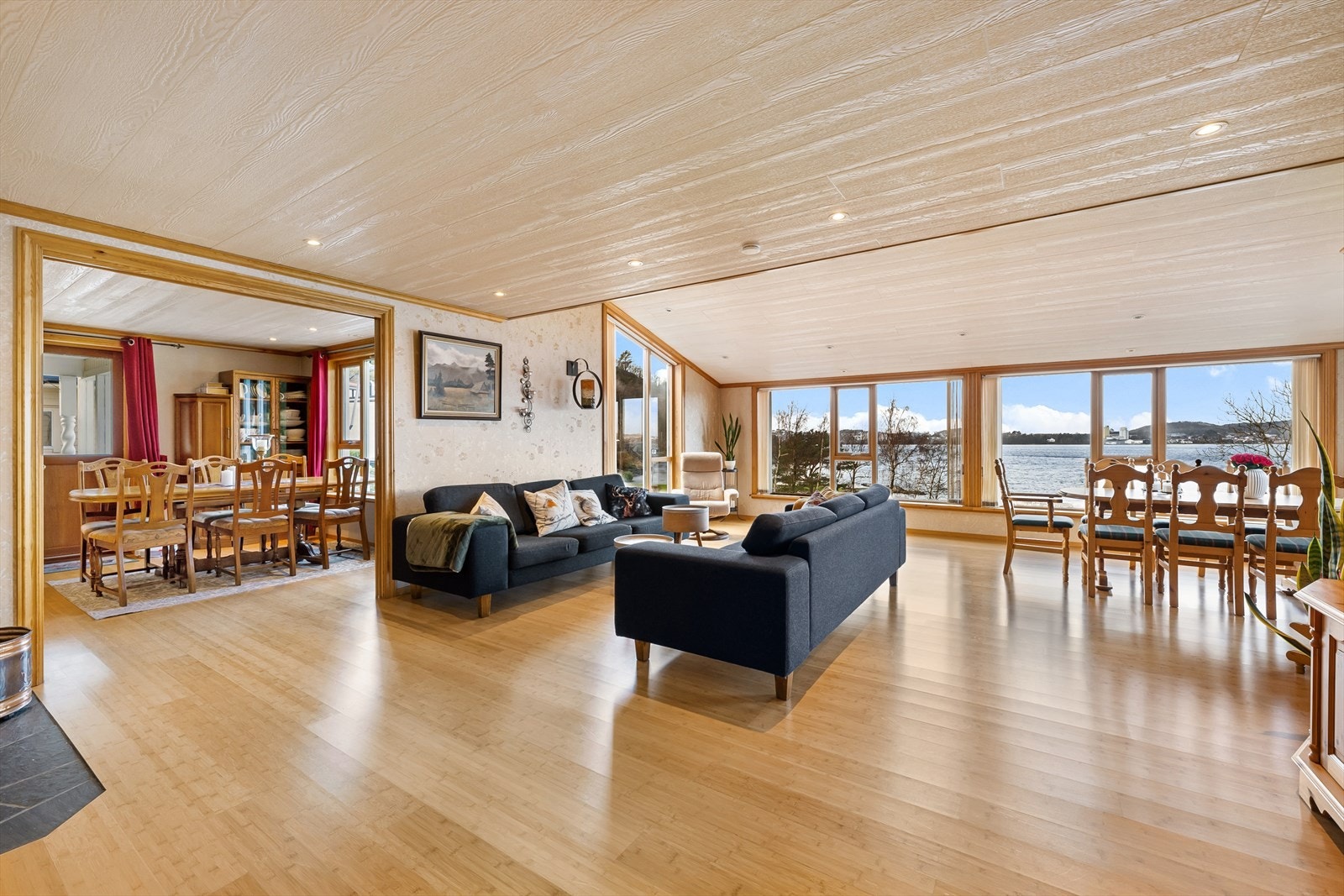 Stilige panoramavinduer trekker nærmest sjøen inn i rommet og ivaretar den fantastiske utsikten på mesterlig vis. Galleribilde