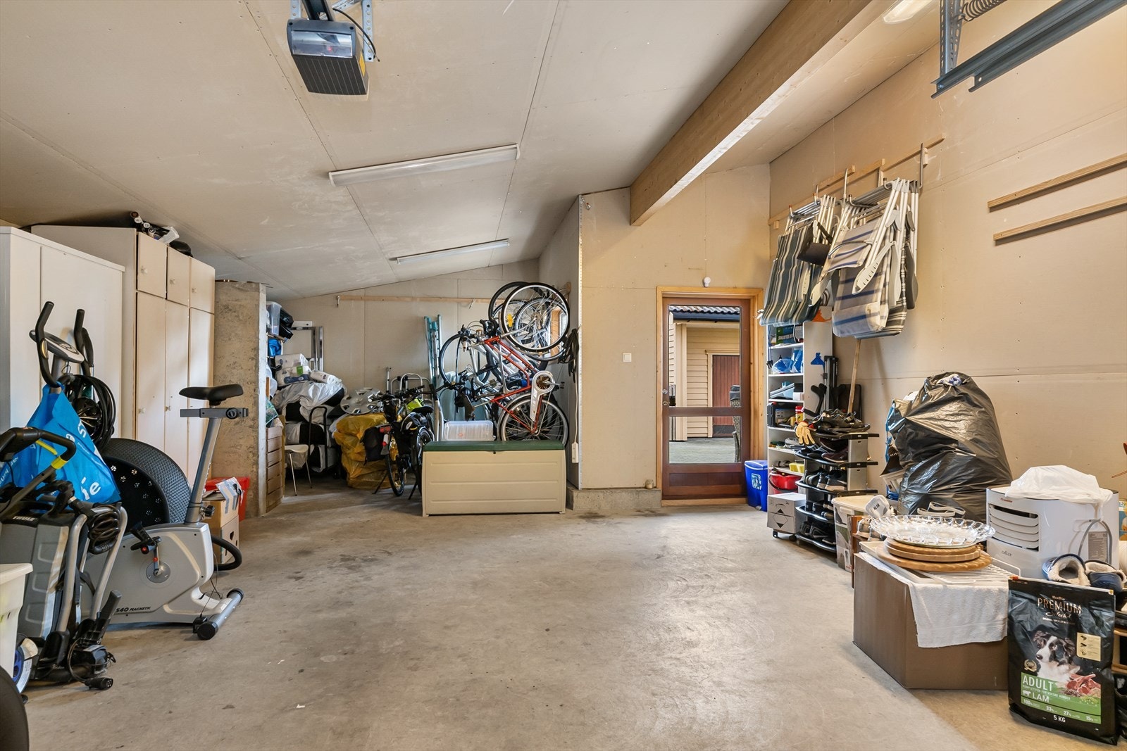 Stor og god plass til både bil og oppbevaring. Elektrisk garasjeport. Direkte adkomst til bolig og dør ut til uteplass. Galleribilde