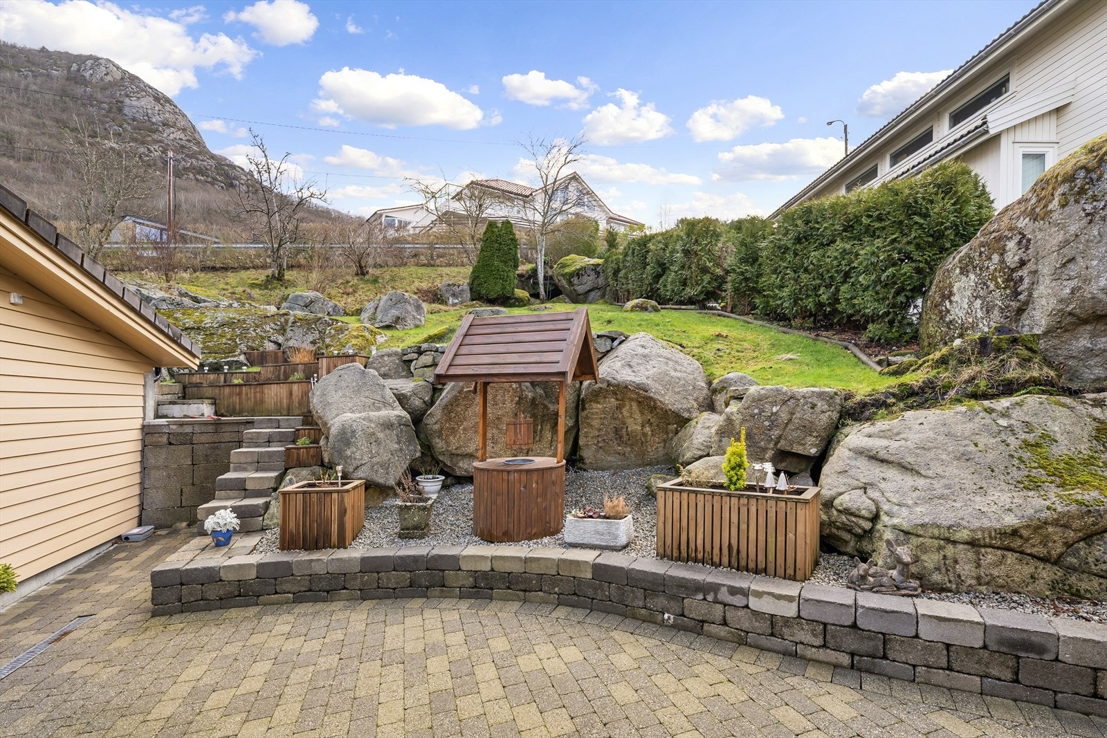 Det bys på flotte uteplasser som er opparbeidet i nyere tid. Galleribilde