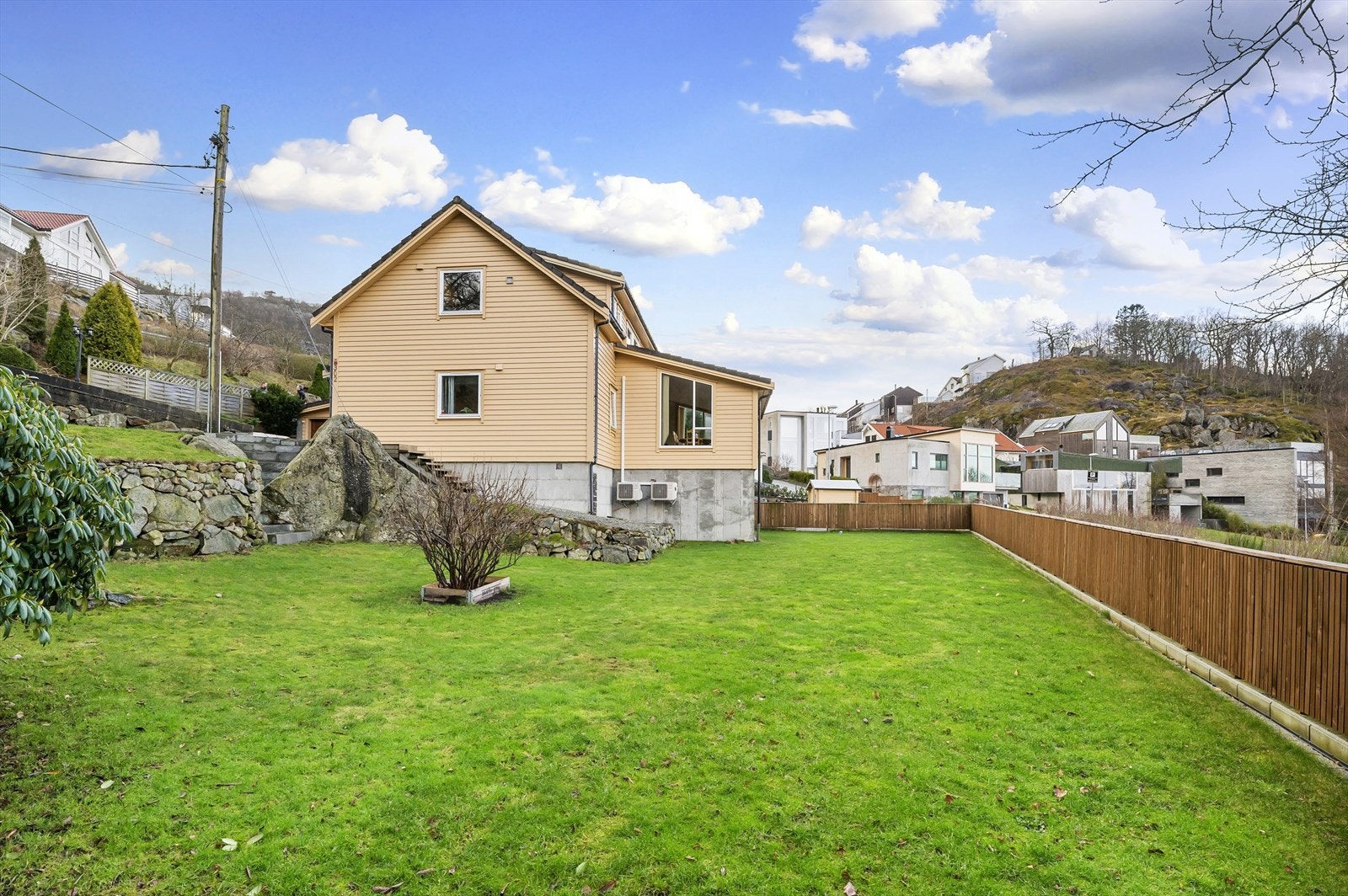 Stor og god plen til lek og aktiviteter. Galleribilde