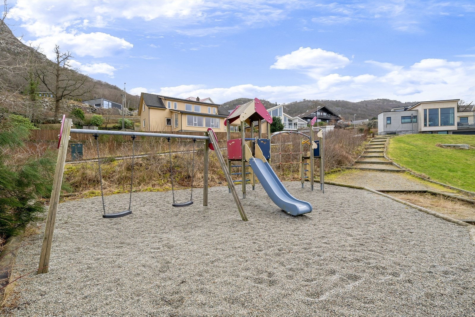 Området er meget barnevennlig og det er anlagt lekeplass på nedsiden av boligen. Galleribilde