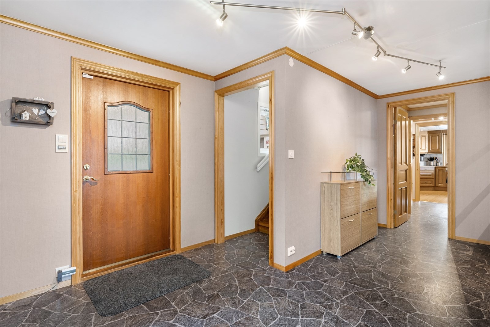 Entreen har varme i gulvet, plassbygd garderobe og en smart garderobenisje. Galleribilde