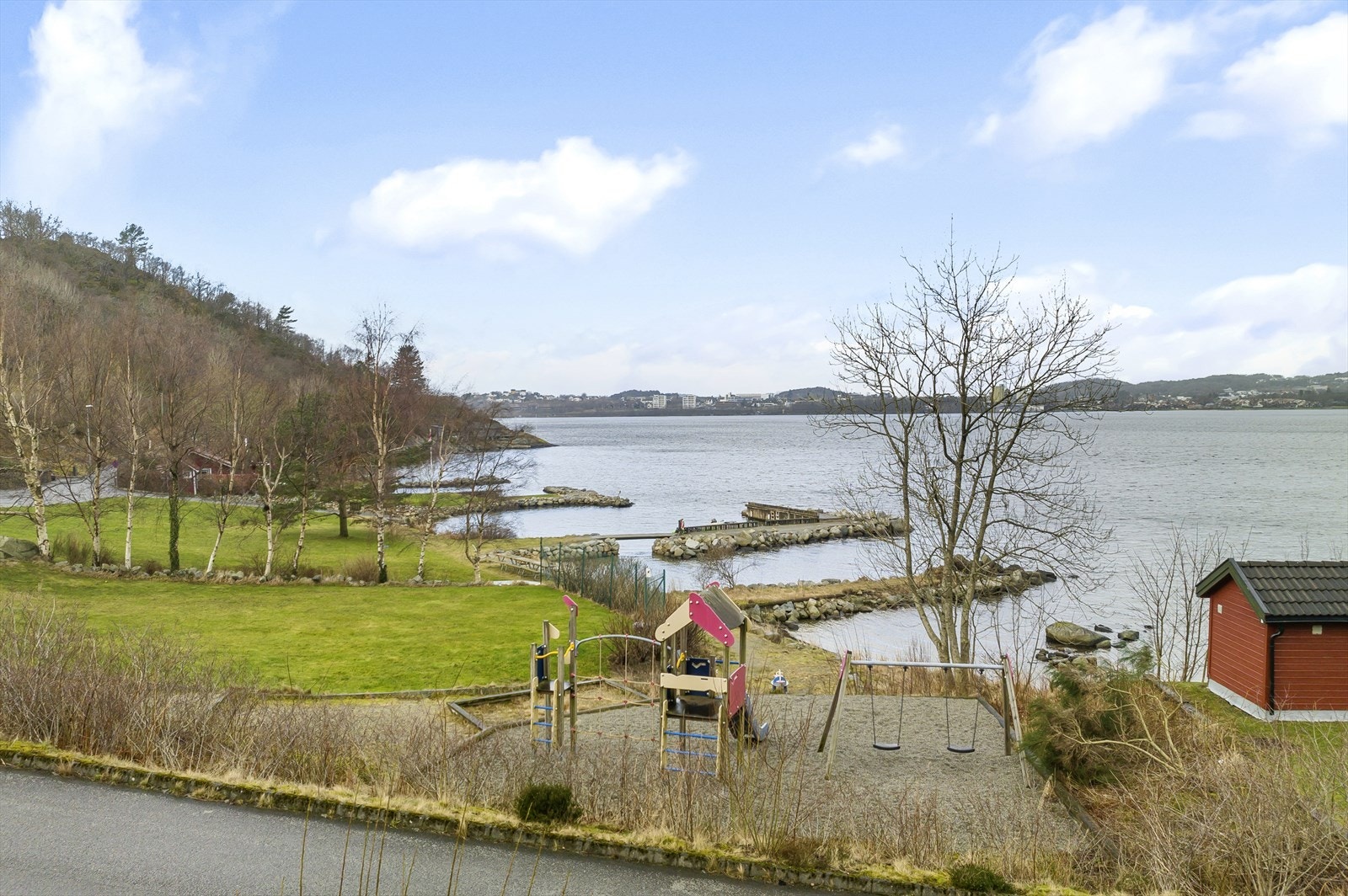 Nedenfor boligen er det gressplen og sandstrand for mye lek og moro. Galleribilde