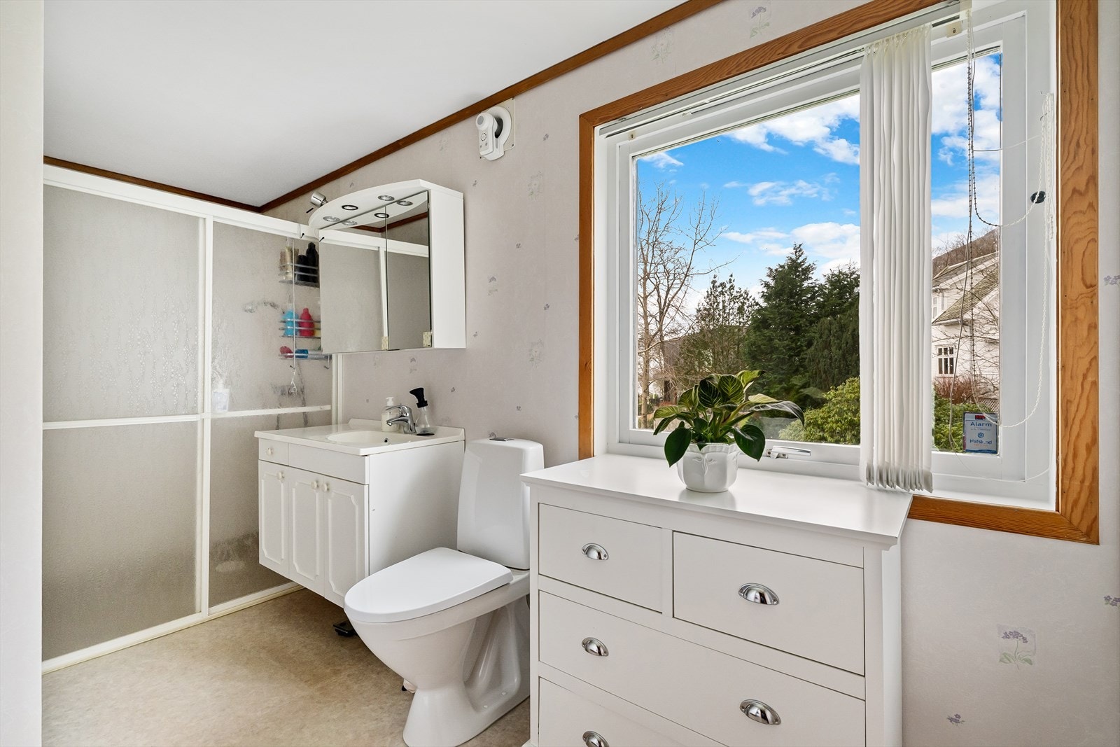 Dette badet ligger i første etasje, har varme i gulvet og en romslig dusjnisje. Galleribilde