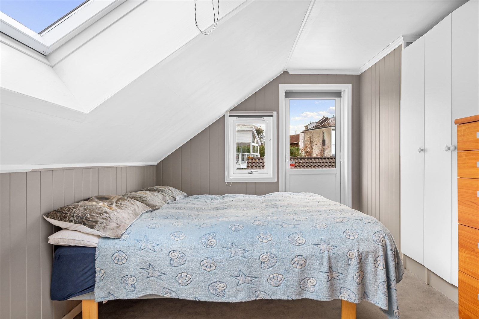 Boligen har tre (fire) soverom, hvorav to av rommene i andre etasje har utgang til balkong. Galleribilde