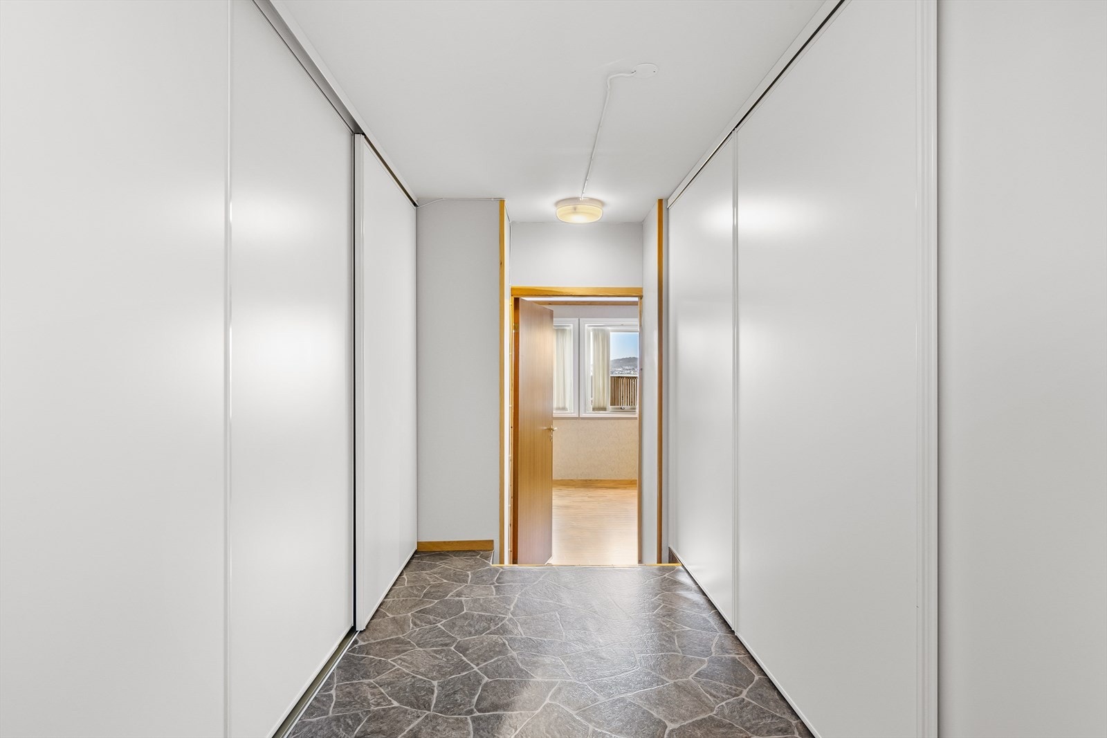 Det er rikelig med lagringsplass i garderober, boder og et utvendig uthus. Galleribilde