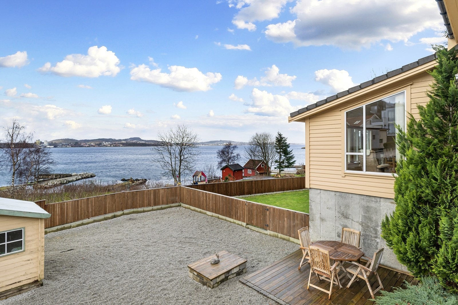 God og lun solplass skjermet for vind på nedsiden av boligen. Galleribilde