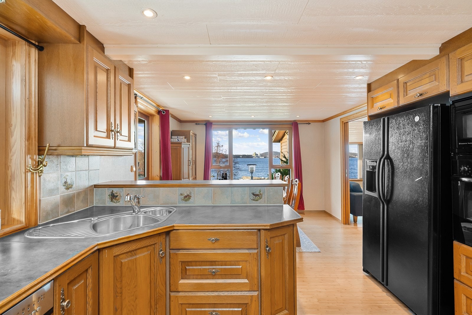 Integrerte hvitevarer består av stekeovn, mikro, koketopp og ventilator. Det er avsatt plass til side-by-side kjøleskap som medfølger i handelen. Galleribilde