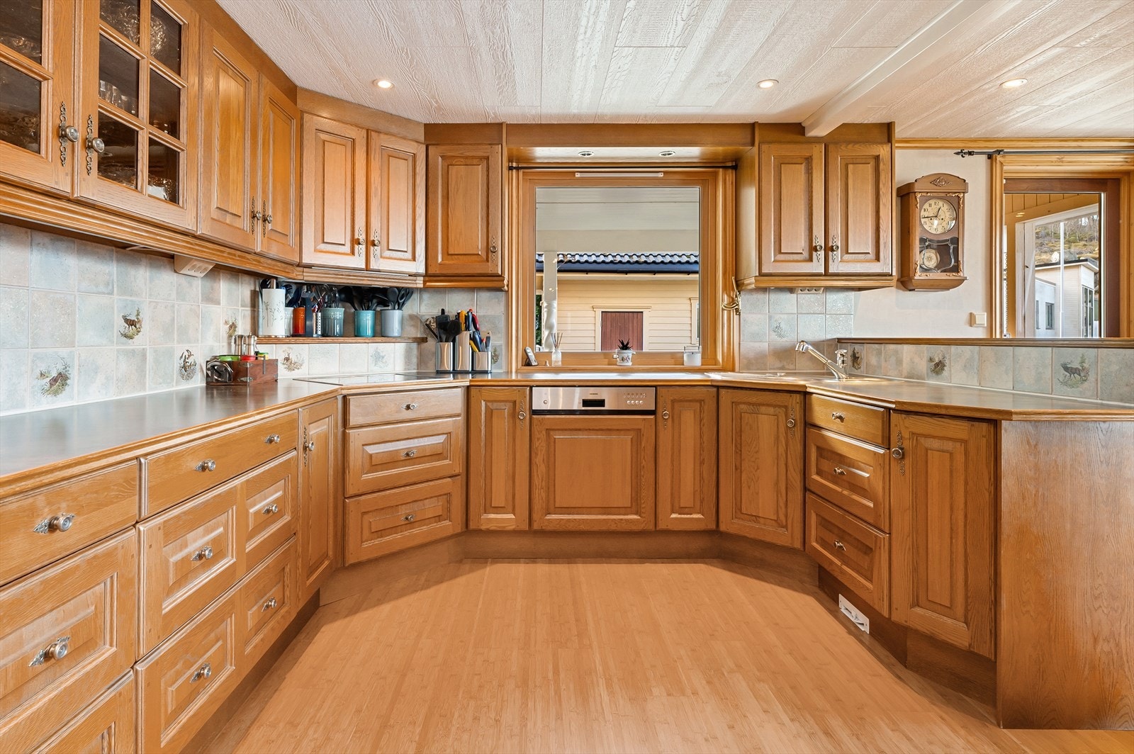 Kjøkkenet i første etasje har en innholdsrik og solid innredning med integrerte hvitevarer. Galleribilde