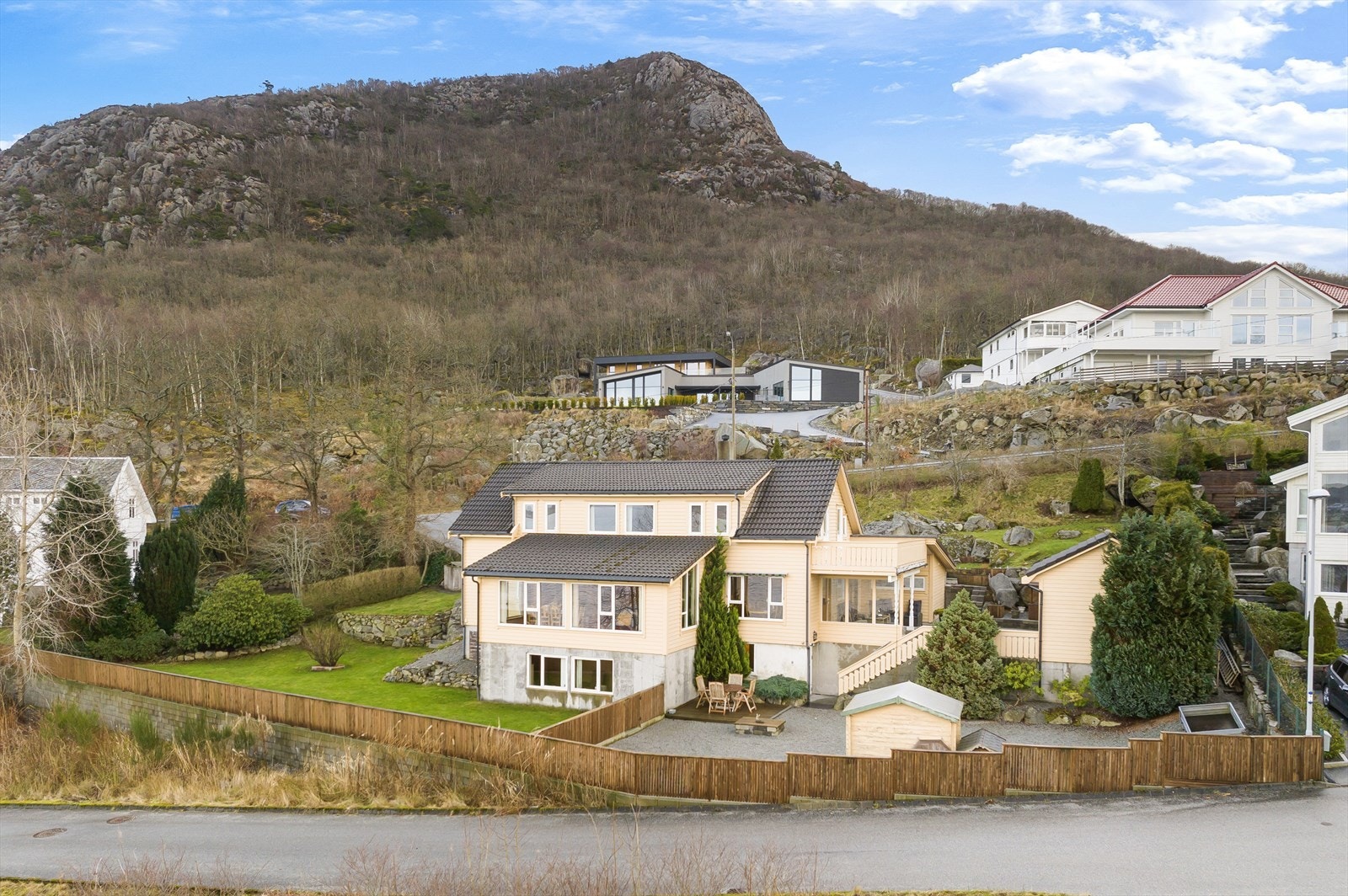 Dette er en innholdsrik enebolig med blant annet to kjøkken, tre stuer, solrike uteplasser og fantastisk sjøutsikt. Galleribilde