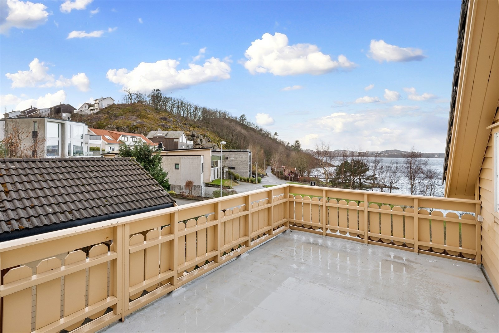 Stor terrasse med utgang fra 2. etg. Galleribilde