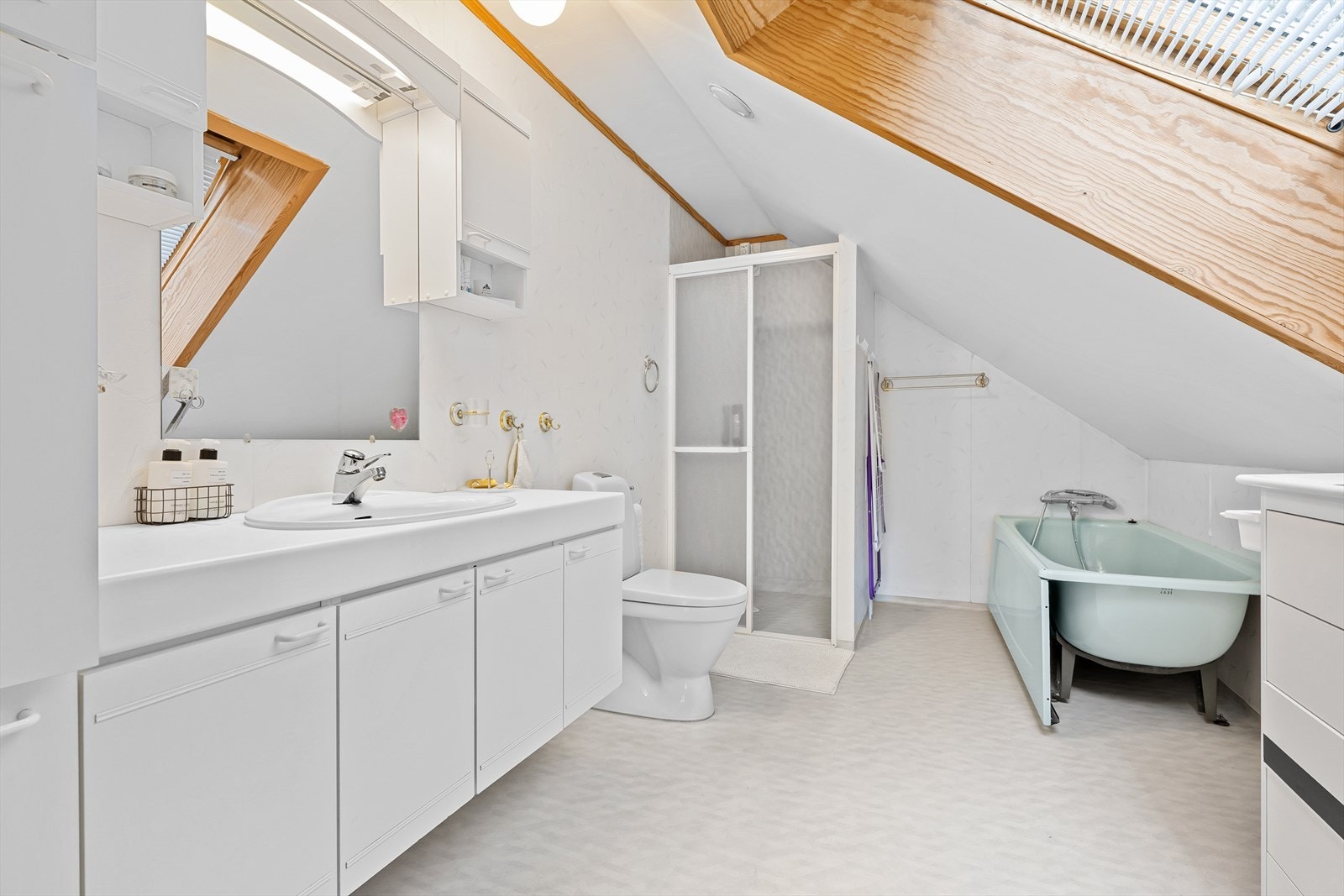 Dette badet/vaskerommet ligger i andre etasje, har varme i gulvet, frittstående badekar og en dusjnisje. Galleribilde