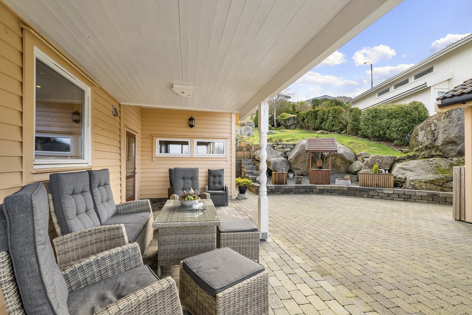 Overbygget del ved kjøkkenet gjør at utvendig hygge også kan nytes på varme sommerdager med regn i luften. Galleribilde