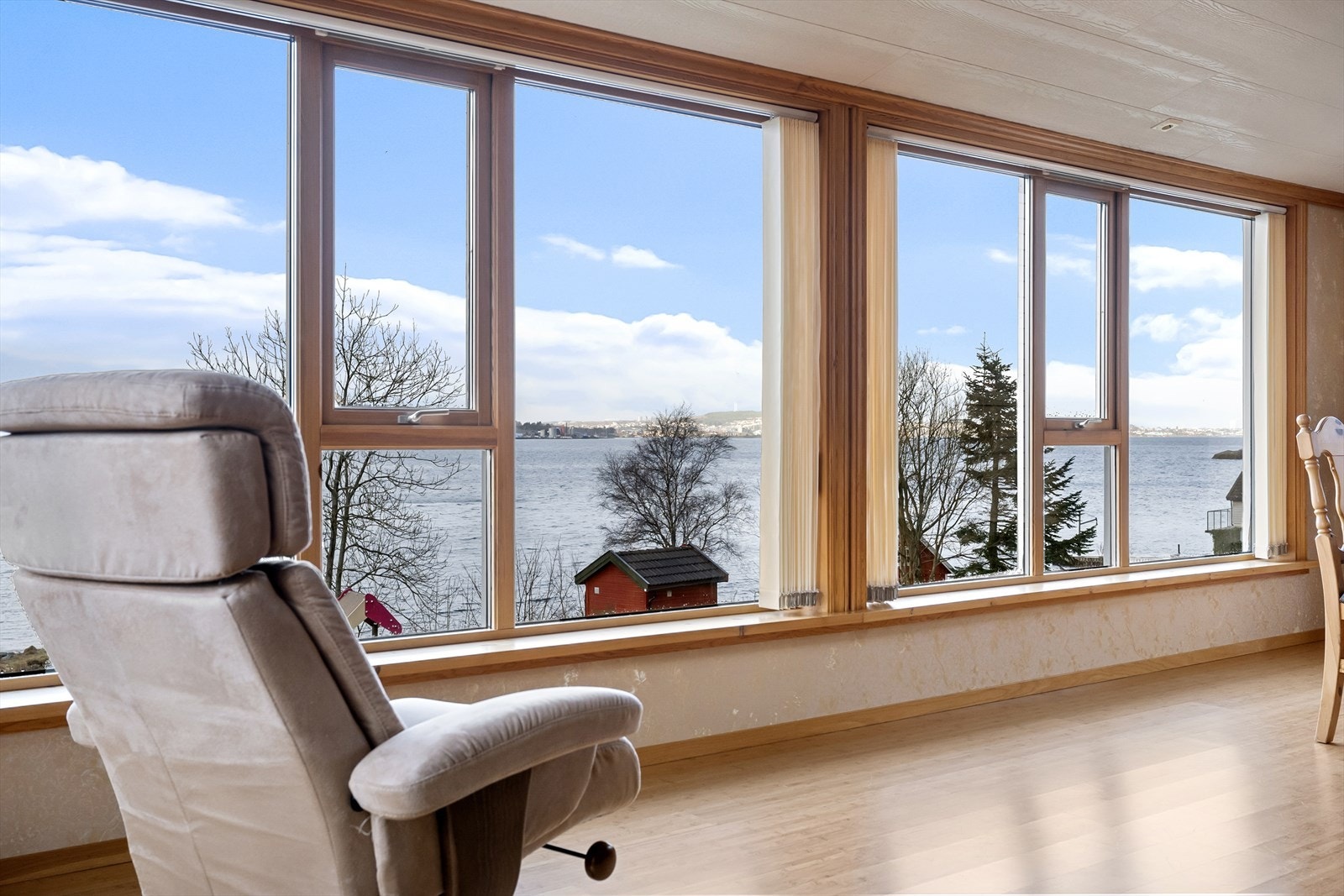 Store vindusflater gir fantastisk utsikt og meget gode lysforhold i stuen. Galleribilde