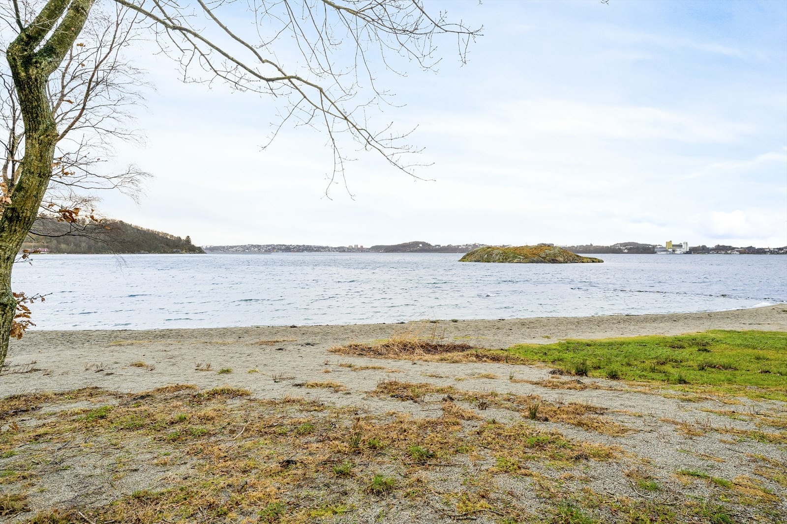 Holmavika badeplass ligger ca. 500 meter fra boligen. Galleribilde