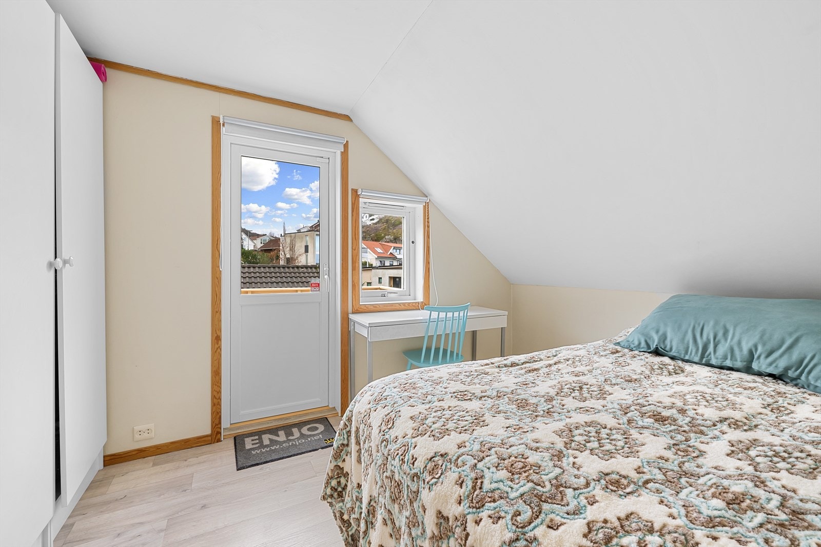 Dette soverommet ligger i andre etasje og har utgang til en romslig balkong. Galleribilde