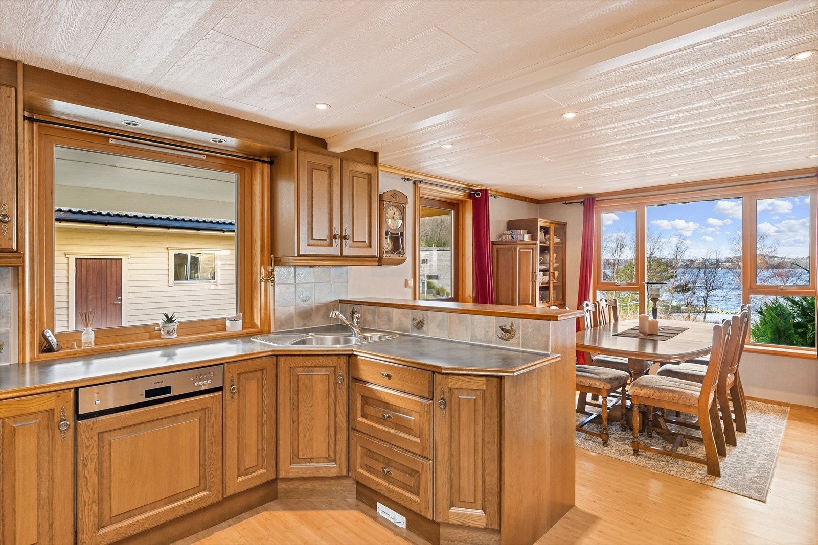 Med vinduer vendt mot sjøen og plass til spisebord kan alt av måltider inntas med Gandsfjorden som blått bakteppe. Galleribilde