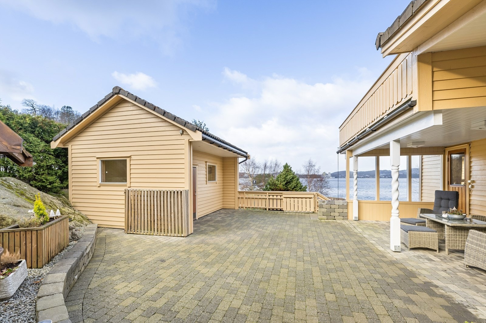 Med slike utefasiliteter blir det god plass for flere type sittegrupper, grilling og sosiale sammenkomster. Galleribilde