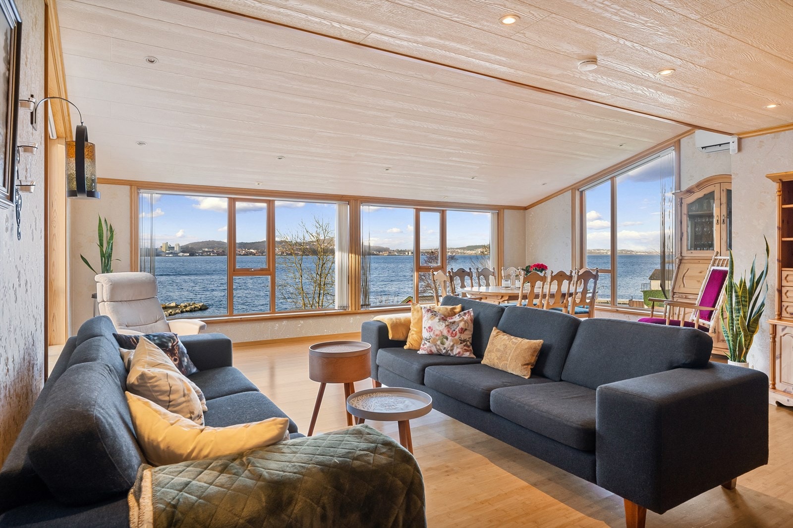 Eiendomsmegler Åse Gry H. Andreassen presenterer: Stor eiendom med meget attraktiv beliggenhet, ca. 50 m i luftlinje fra sjøen og ca. 10 min kjøring fra Sandnes sentrum. Galleribilde