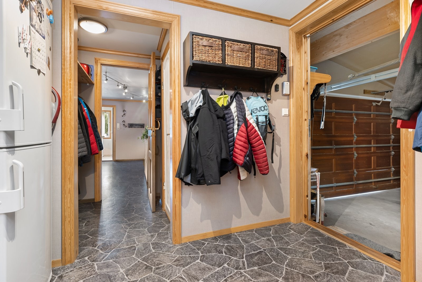 Garasjen har direkte adkomst til boligen, slik at man kan ta seg tørrskodd til og fra bilen. Galleribilde