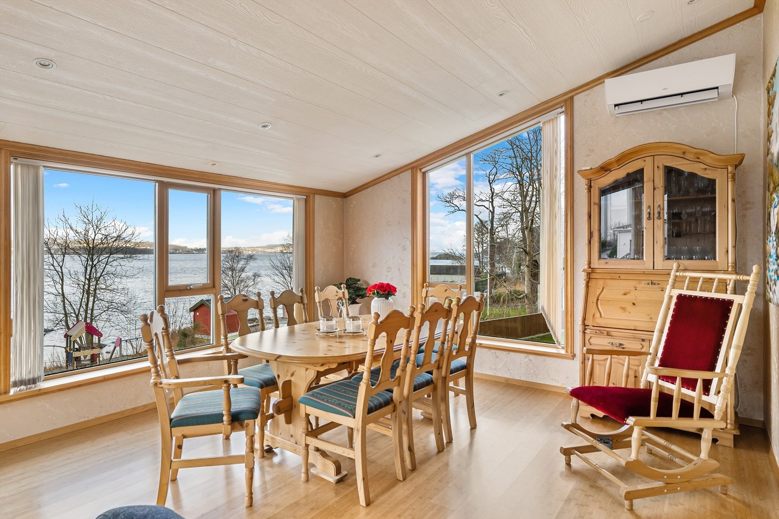 luft-til-luft varmepumpe i stuen sørger for jevn komfort gjennom årstidene. Galleribilde