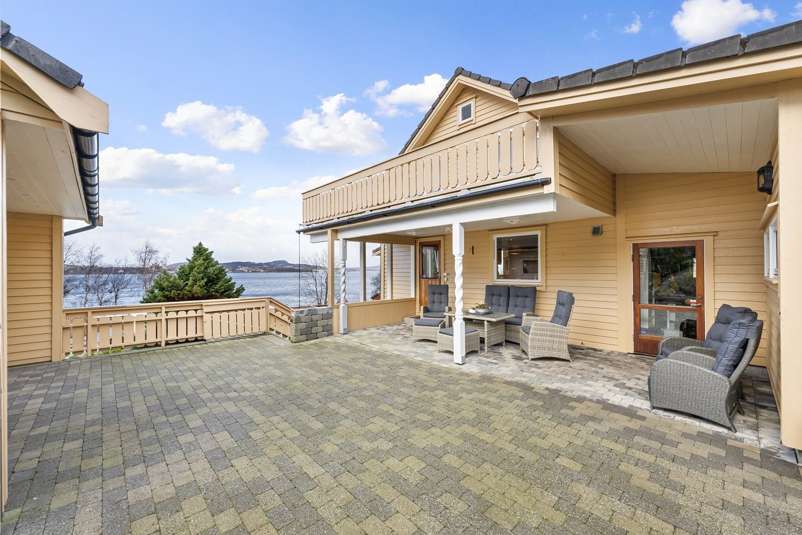 Uteplassen utenfor kjøkkenet har et lunt preg, og skjermes med både tak og glassvegg. Galleribilde