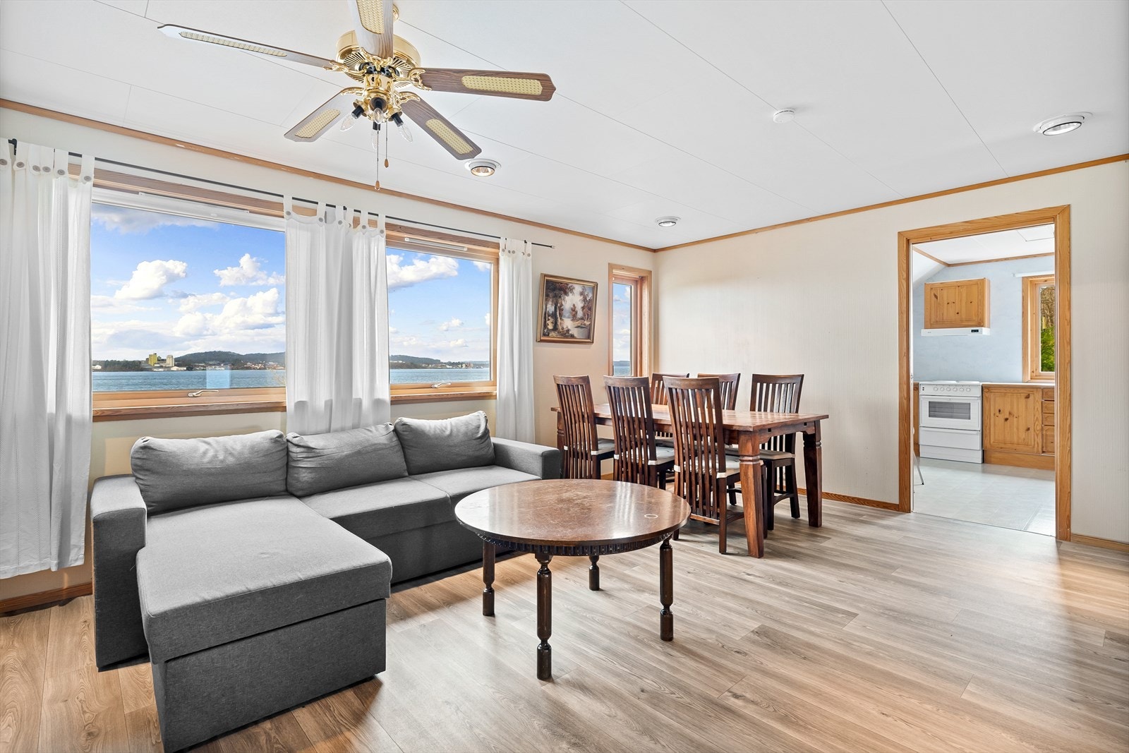 Loftstuen ligger som et sosialt samlingspunkt for soverommene, og har god plass for sofagruppe, bord og tv-møblement. Galleribilde