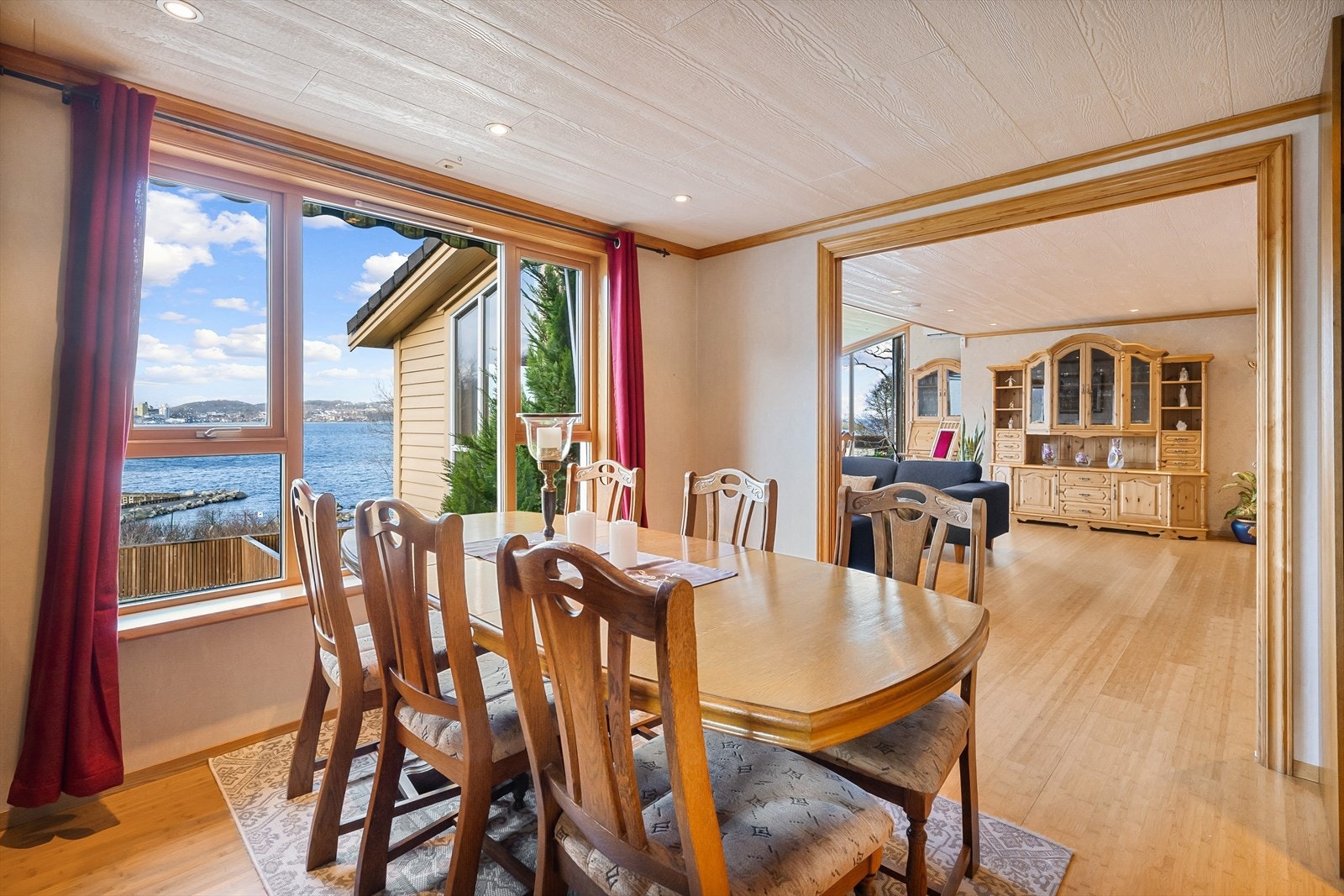 Doble skyvedører fra spisestue til stue. Galleribilde