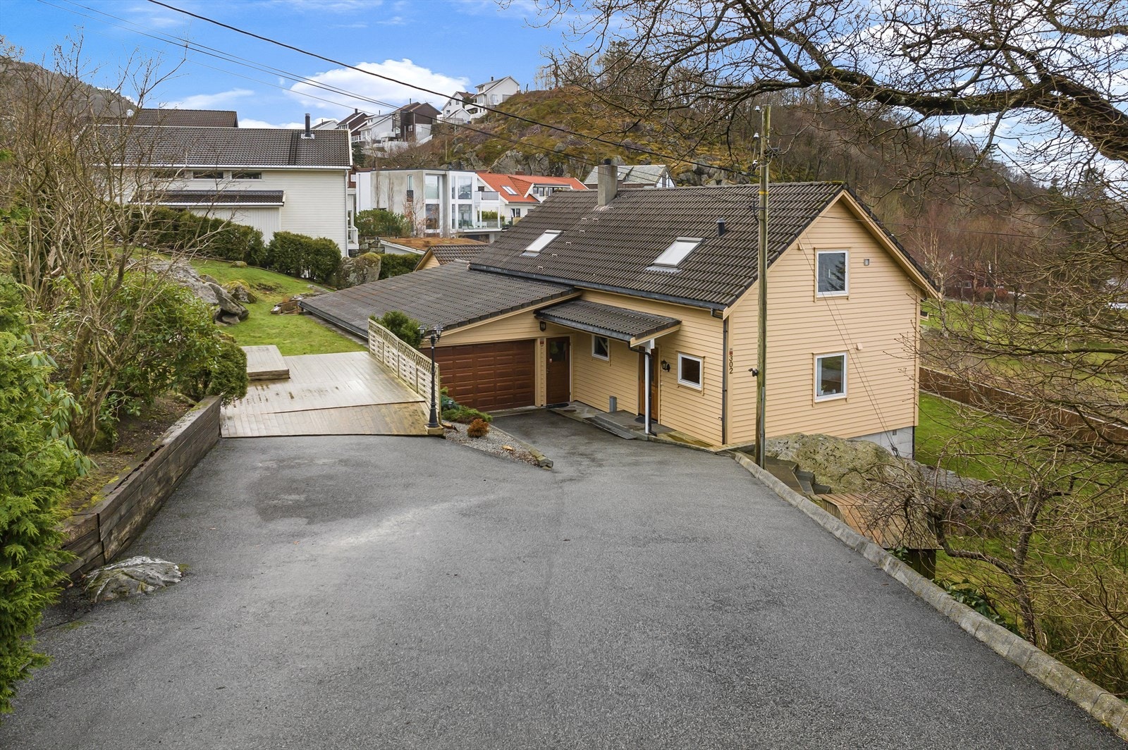 Det er parkering i garasje og rikelig med oppstillingsplasser på eiendommen. Galleribilde