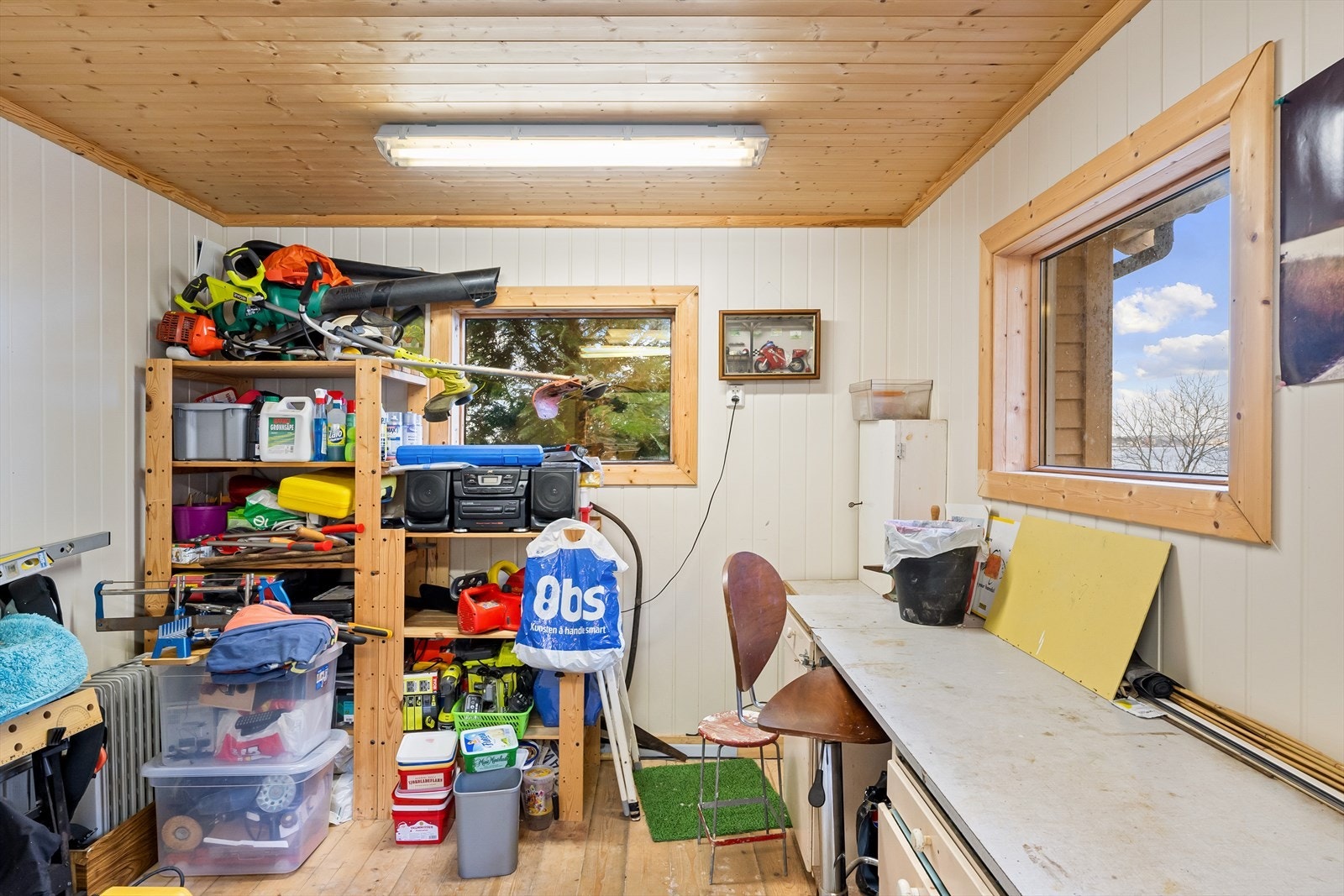 Uthuset har god lagringsplass til redskaper og verktøy. Uthuset har også loft med nedfellbar stige. Galleribilde