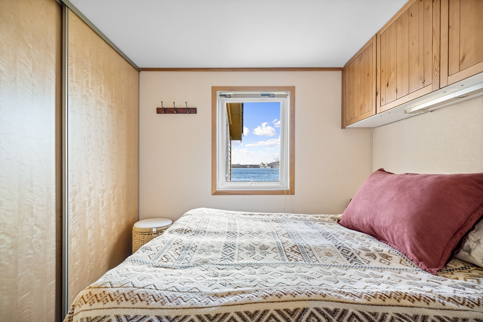 Soverom i hovedetg. har skyvedørsgarderobe og 4 skap over sengen med god lagringsplass. Galleribilde