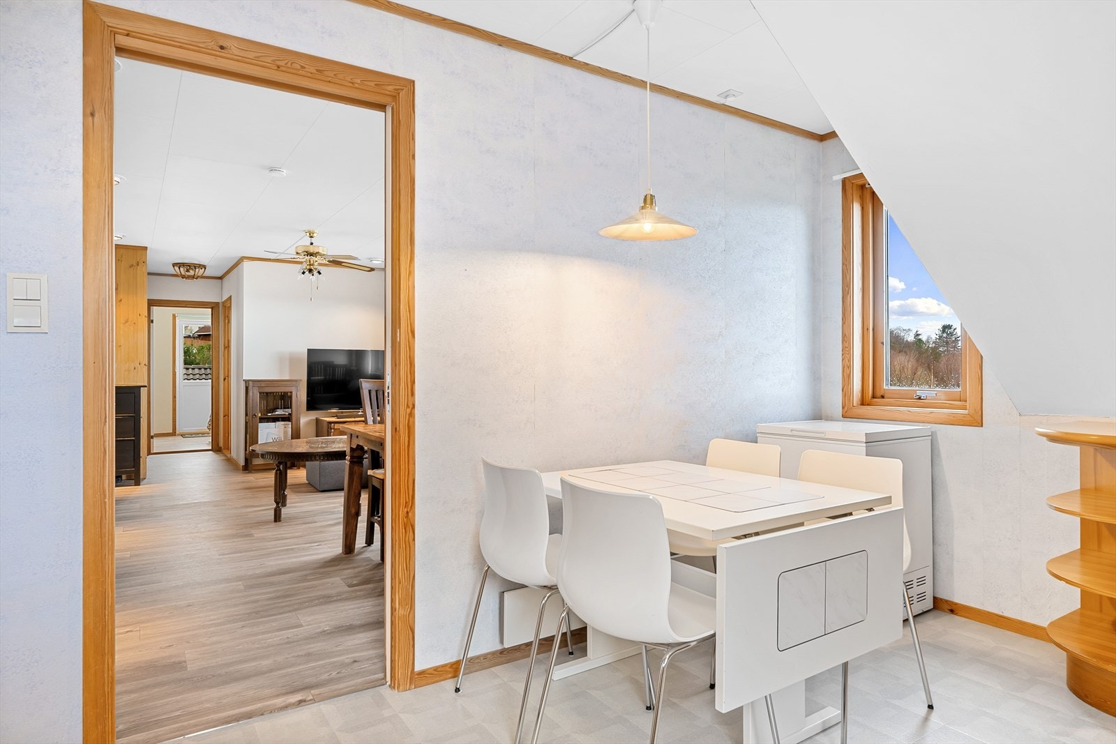 Kjøkkenet i andre etasje har plass til et lite spisebord og har skyvedør inn til stue. Galleribilde