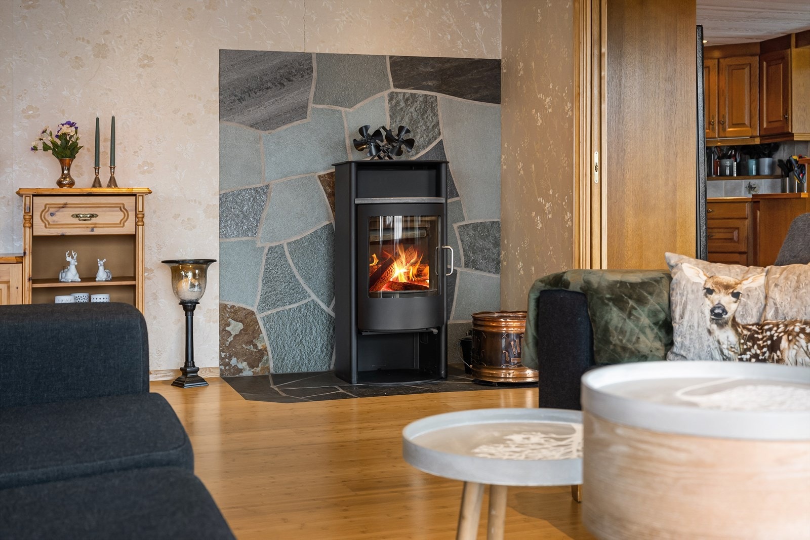 Koselig peisovn som gir lun varme. Galleribilde