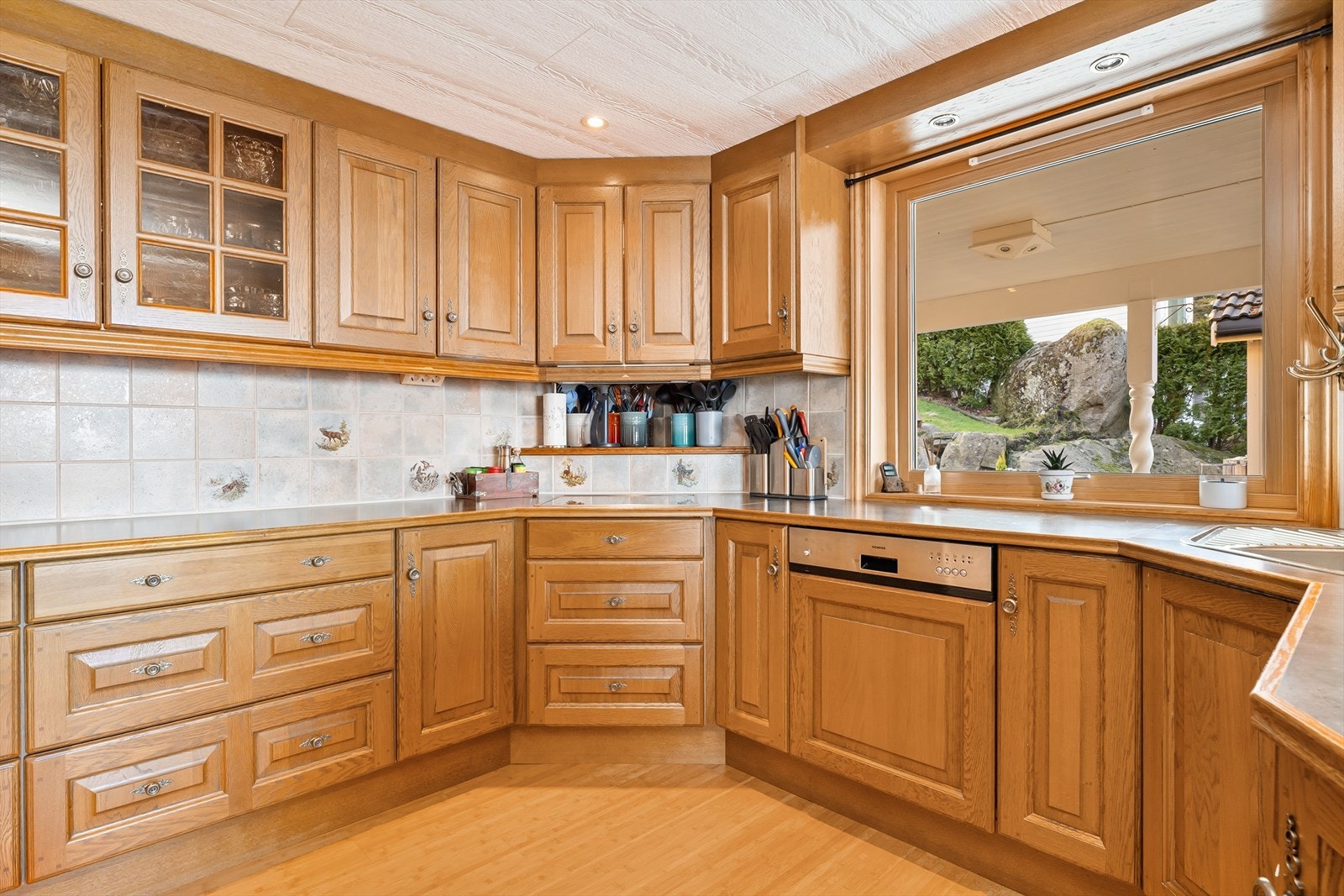 Kjøkkenet har spotter i tak og over vindu, samt i glass-skap. Galleribilde