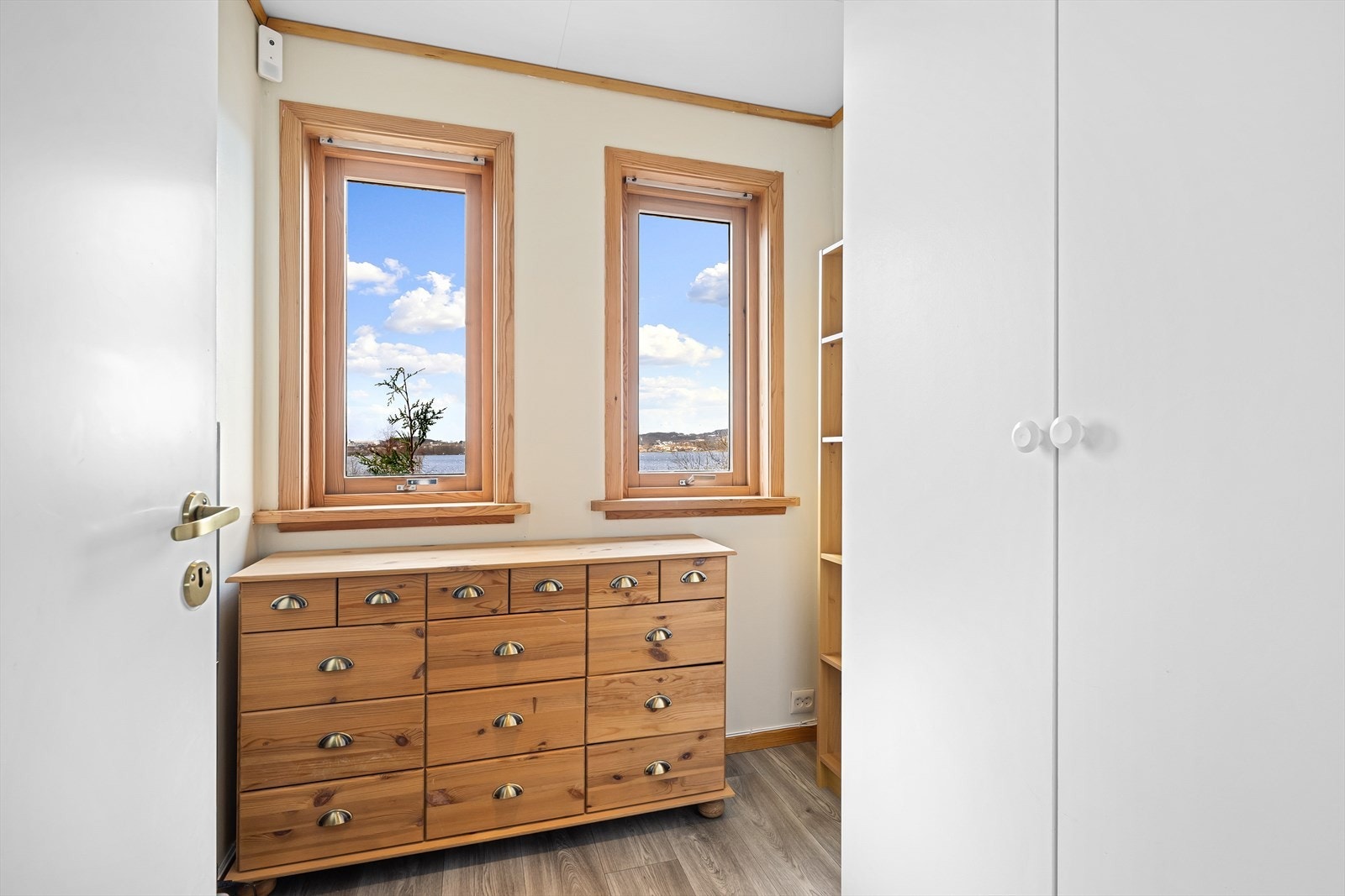 Kontor/garderobe. Galleribilde