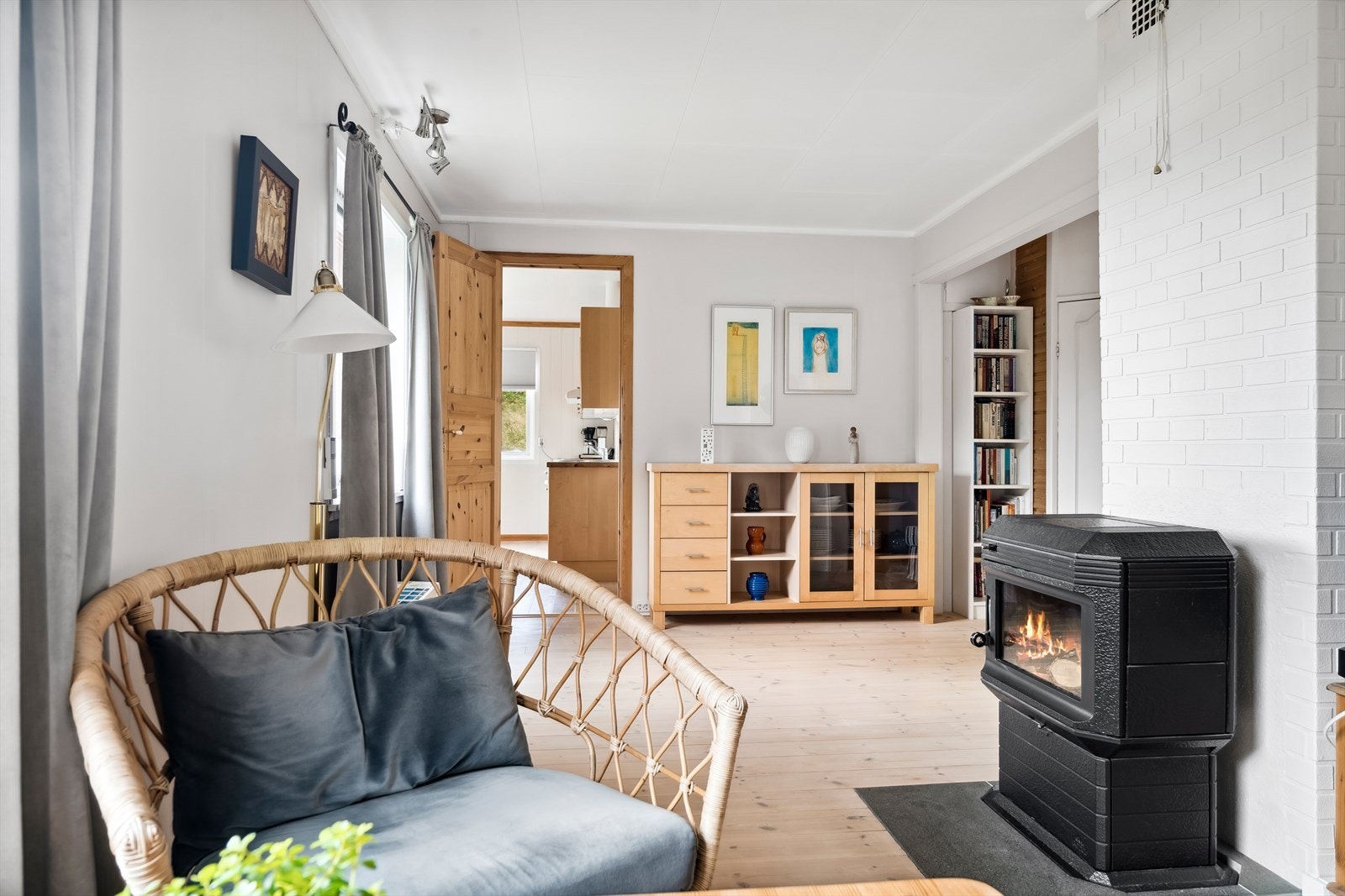 Kjøkkenet er separat og har adkomst fra både stue og mellomgang Galleribilde
