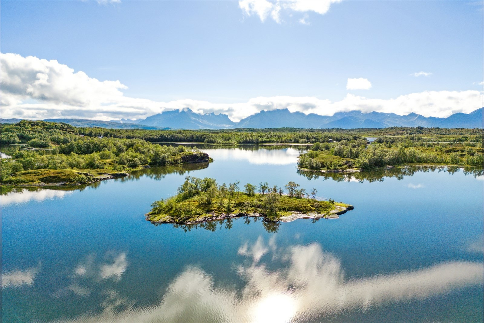 Øyen i front på bildet, Grisøya, ligger på eiendommen - Eiendommen har fiskerett med garn med inntil 3 garn i Juni, småviltjakt og elgvall Galleribilde