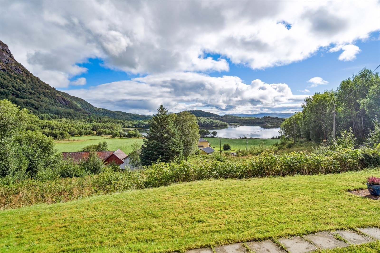 Her er du omkranset av landbruksarealer, skogsområder, fjelltopper, fiskevann og unike fjordarmer - Perfekt for deg som ønsker å gjøre drømmen om et liv på landet til virkelighet Galleribilde