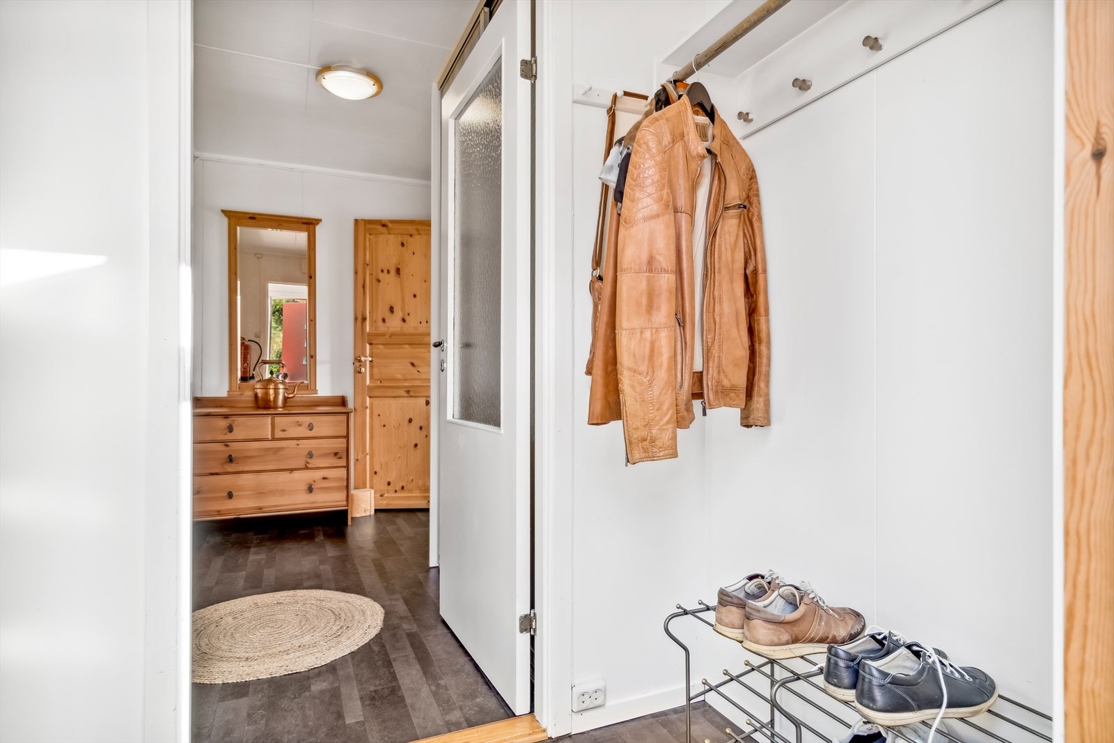 Du ønskes velkommen inn i en praktisk entré med plass til å sette fra seg sko og henge fra seg yttertøy - Videre kommer du til en mellomgang som leder til kjøkken, bad og stue Galleribilde