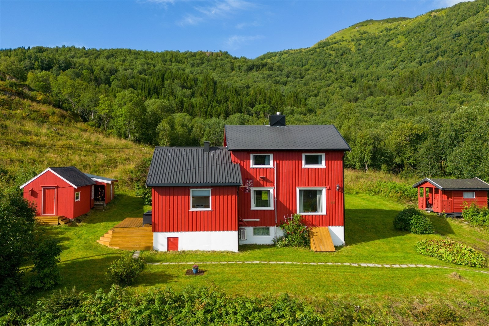 På eiendommen finner du også uthus, anneks og vedsjå Galleribilde